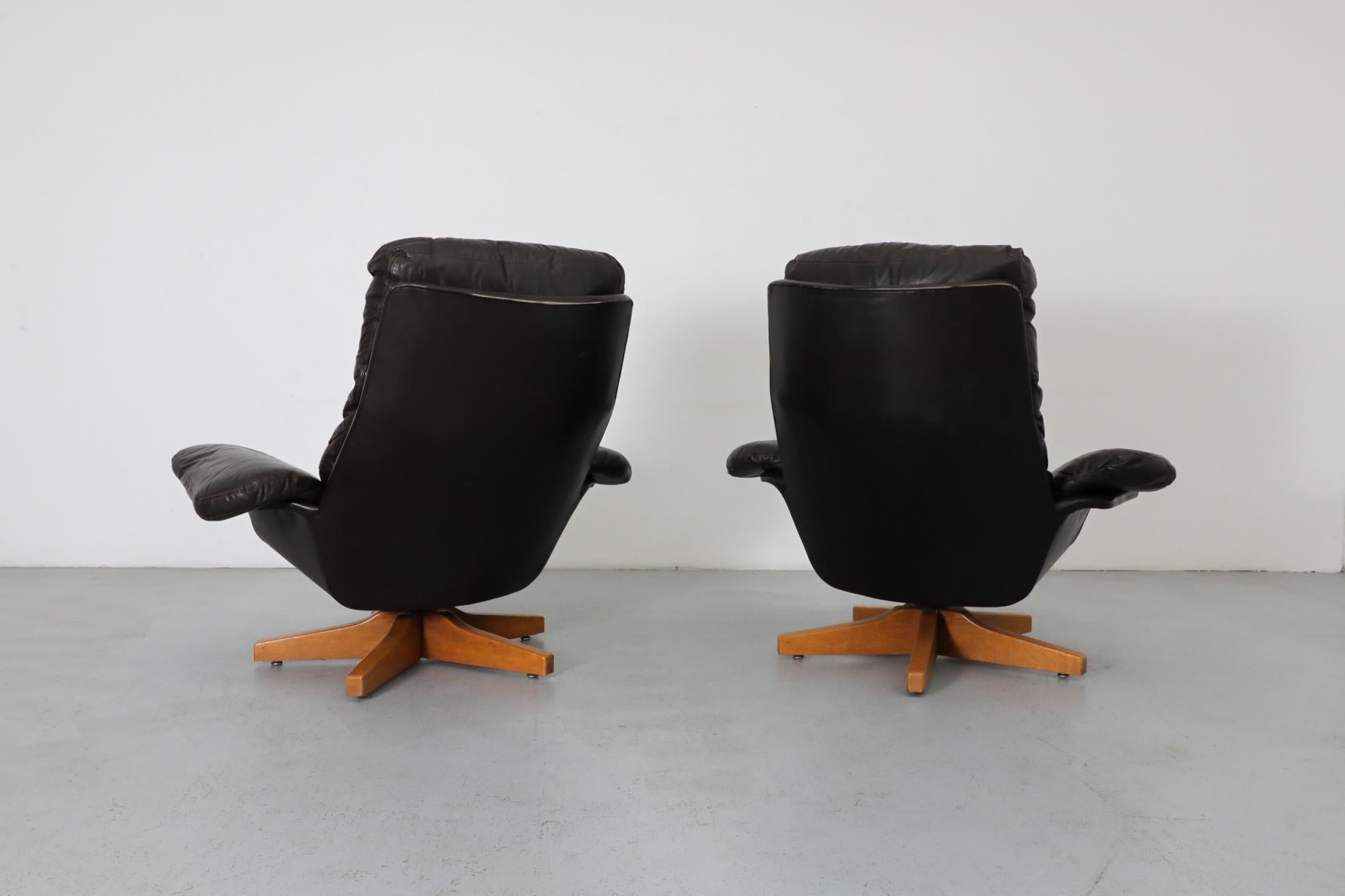 20ième siècle Gerard Van Den Berg Attributed Chaise longue pivotante en cuir Espresso en vente