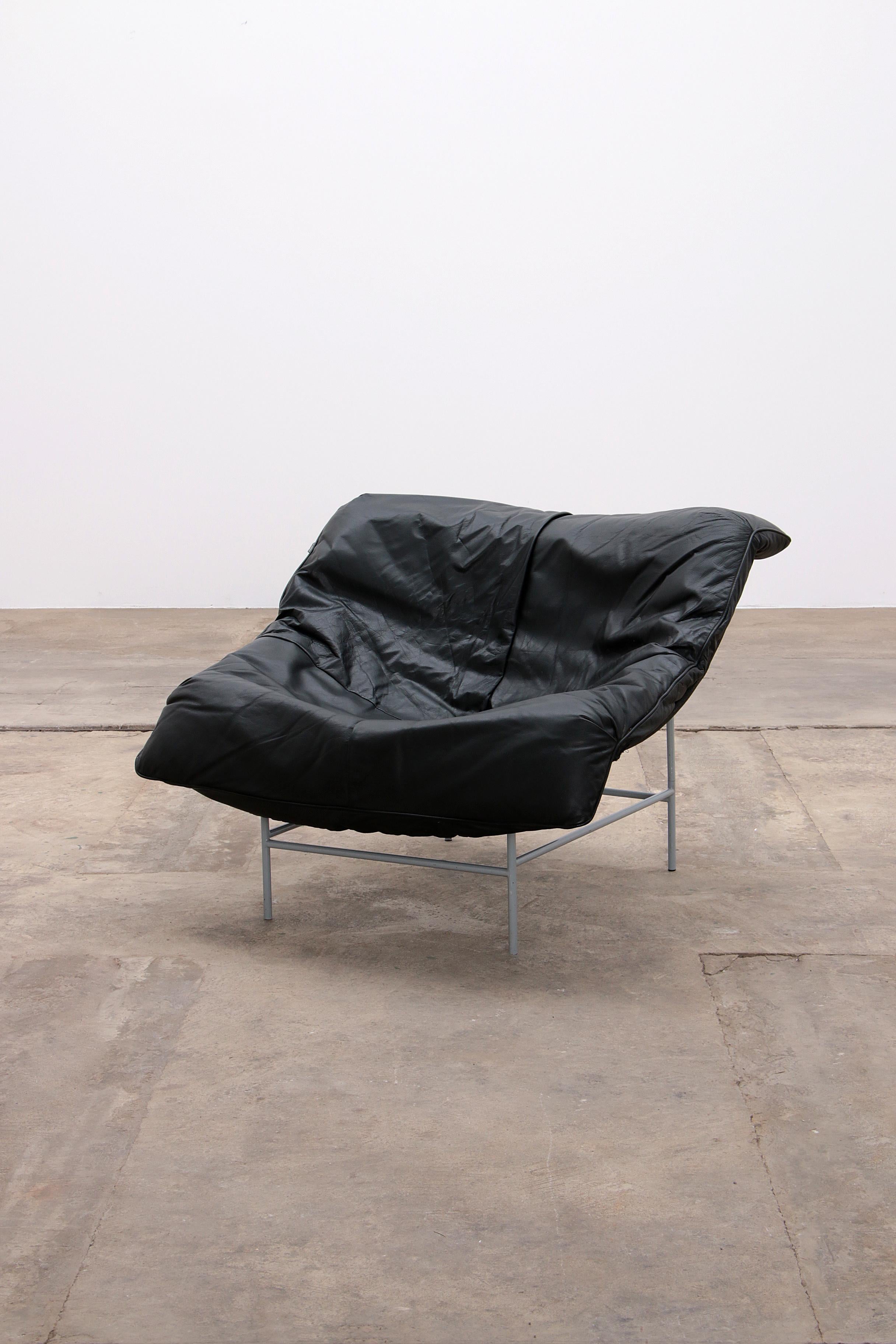 Gerard van den Berg butterfly chair for Montis, 1980 black


Butterfly armchair was designed in the 1980s by Gerard van den Berg and produced by furniture manufacturer Montis. The minimalistic metal frame seems fragile, but is very sturdy. The black