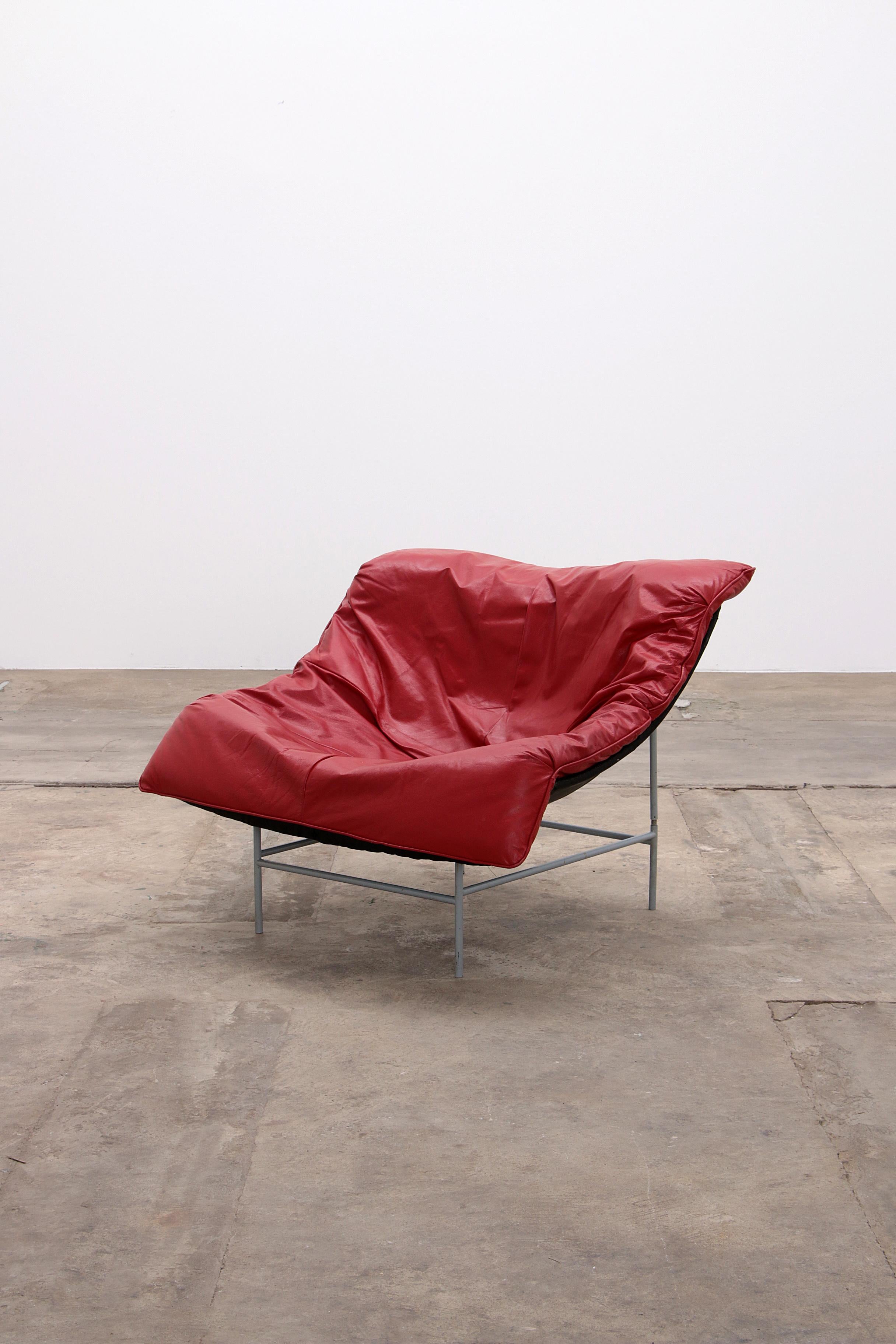 Gerard van den Berg butterfly chair for Montis, 1980 red


Butterfly armchair was designed in the 1980s by Gerard van den Berg and produced by furniture manufacturer Montis. The minimalistic metal frame seems fragile, but is very sturdy. The red