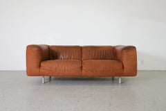 Cognacfarbenes Sofa aus Leder in weicher Form mit Aluminiumbeinen von Gerard van den Berg