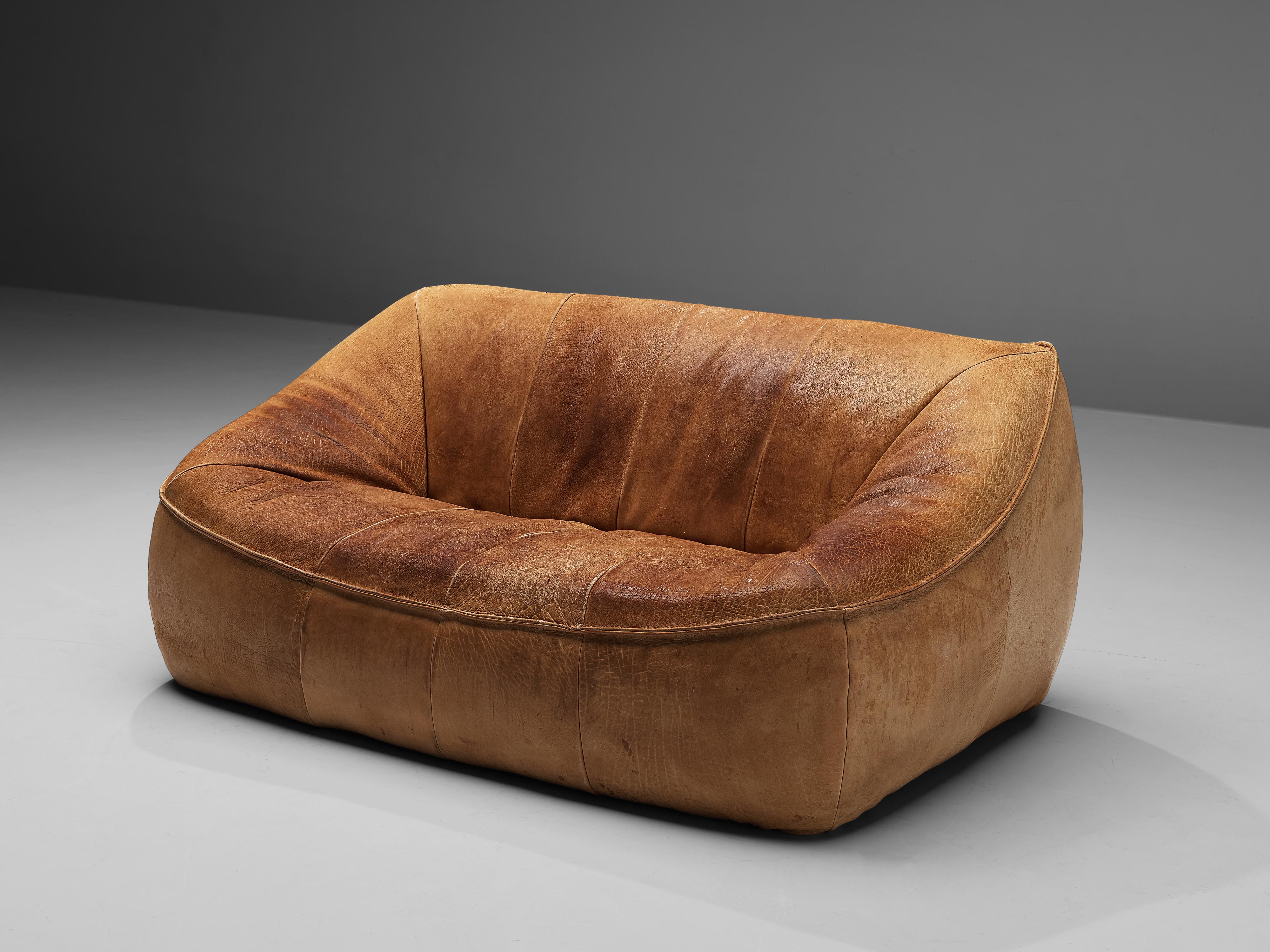 Gerard Van Den Berg for Montis, 'Ringo' sofa, leather, The Netherlands, 1974

This bulky two-seat 'Ringo' sofa is designed by the Dutch designer Gerard Van Den Berg. The sofa is comfortable and shaped as a large cushion. The absence of straight