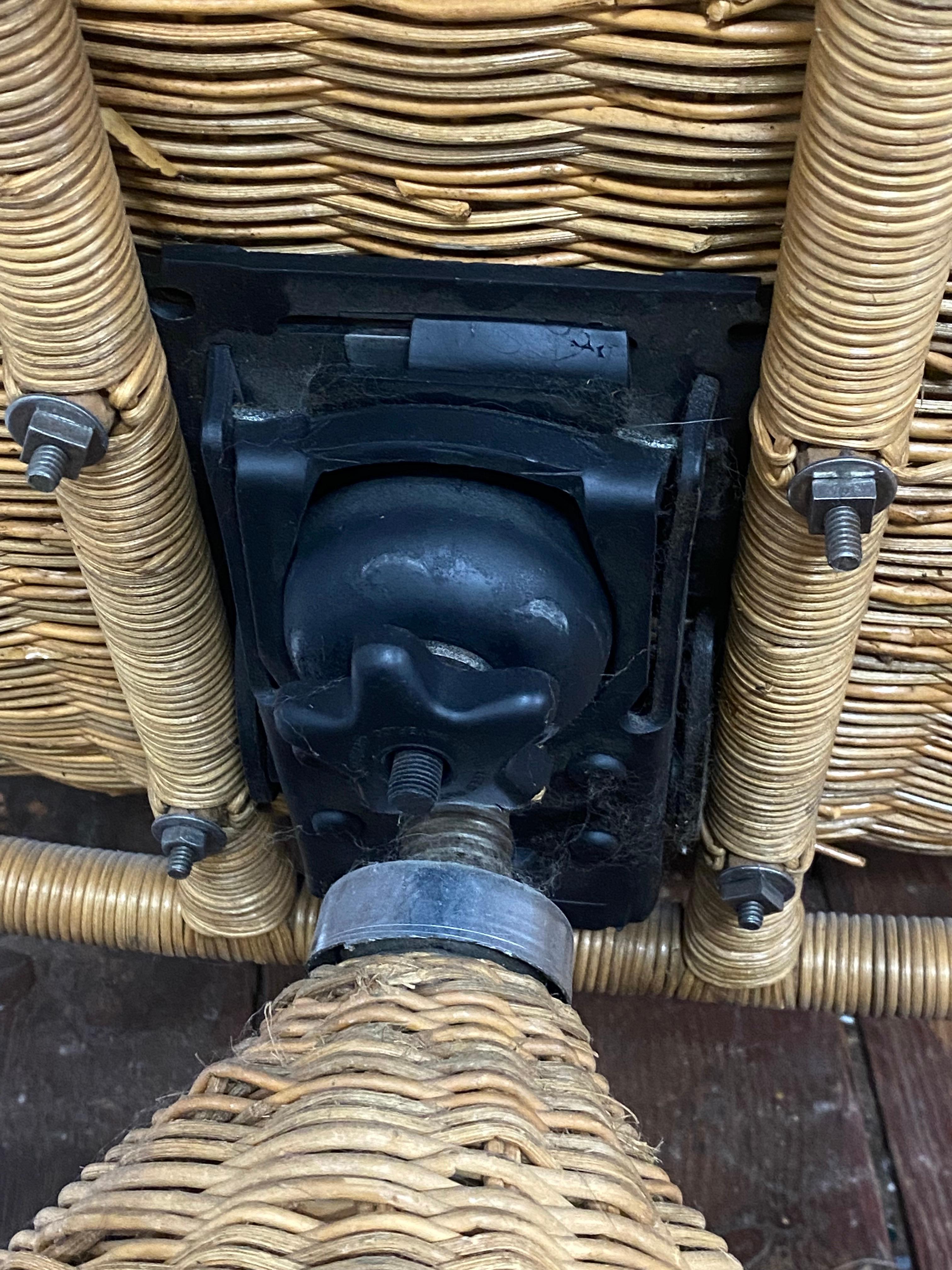 Gerard Van Den Berg pour la chaise longue pivotante en osier de Montis en vente 9