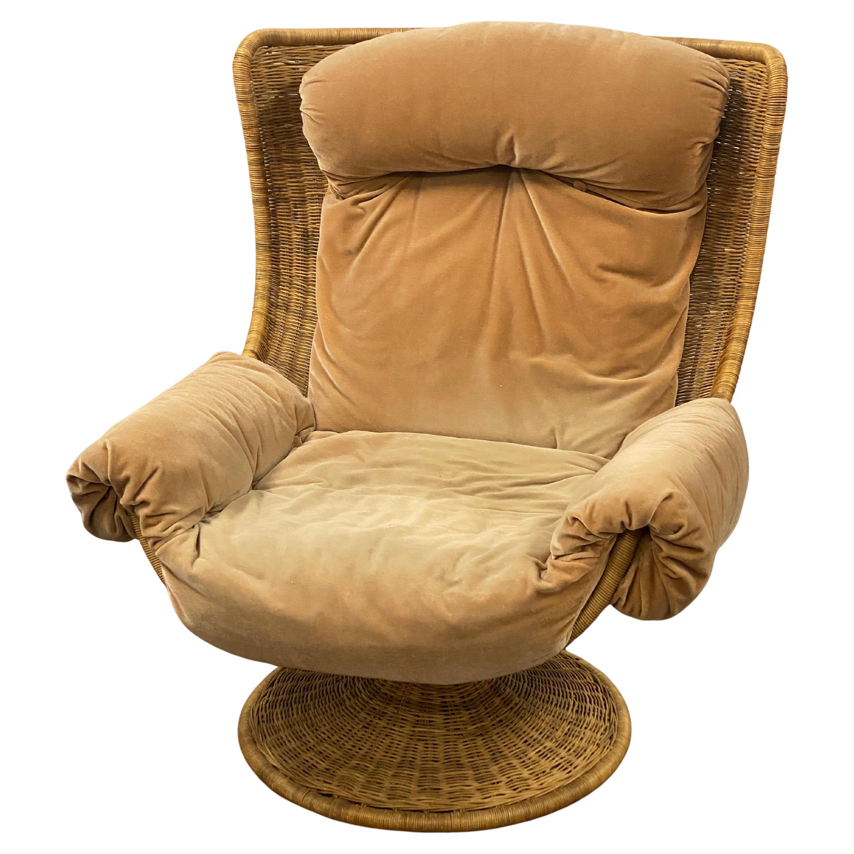 Fauteuil pivotant confortable et spacieux en osier et velours, conçu par Gerard Van Den Berg pour Montis. Basé aux Pays-Bas, Montis est l'un des meilleurs fabricants de design moderne, datant d'environ 1980. La chaise est composée d'un dossier et