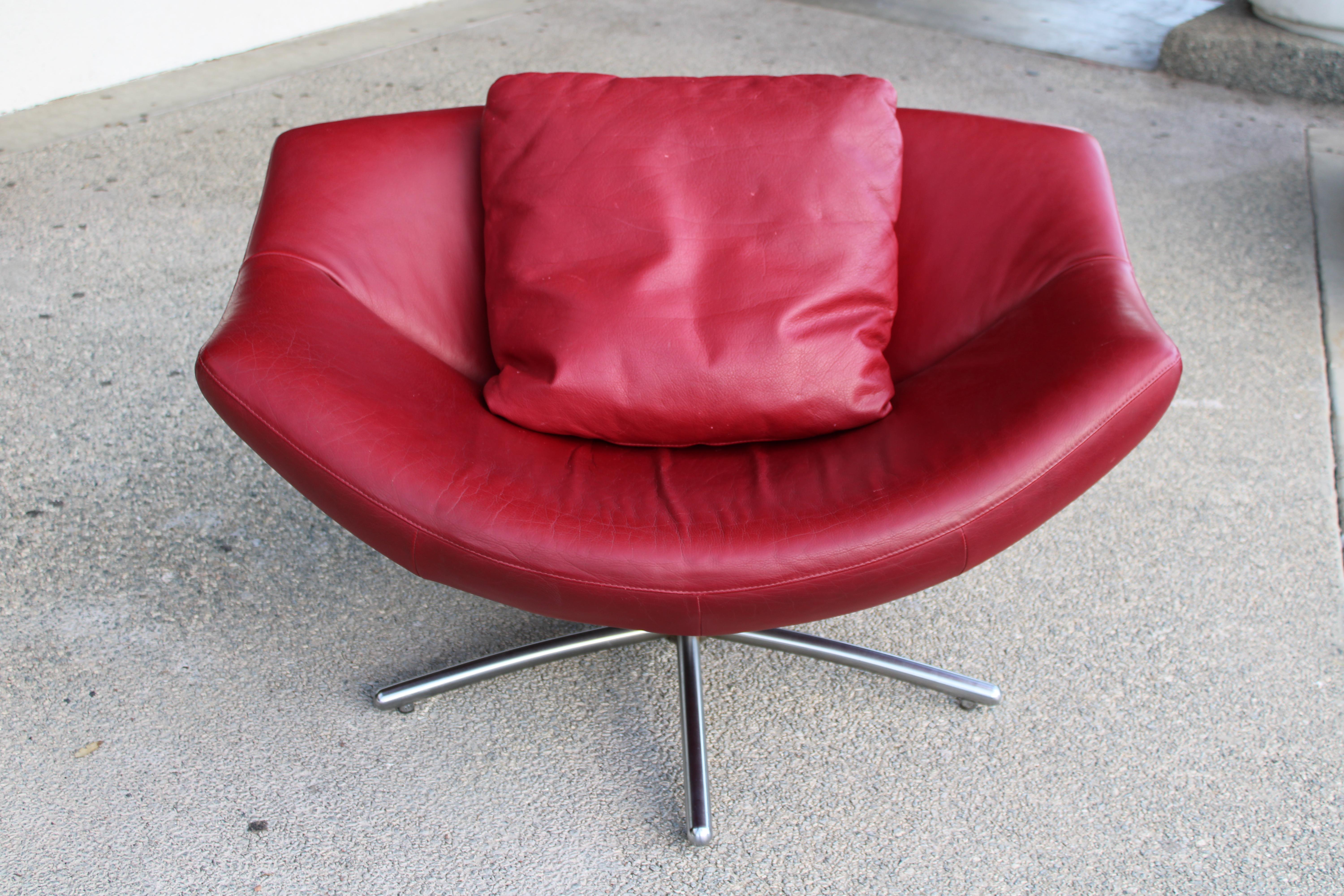 Gerard Van Den Berg burgundy leather swivel armchair manufactured by Label. All original with cushion. Base is chromed steel. Chair measures 43