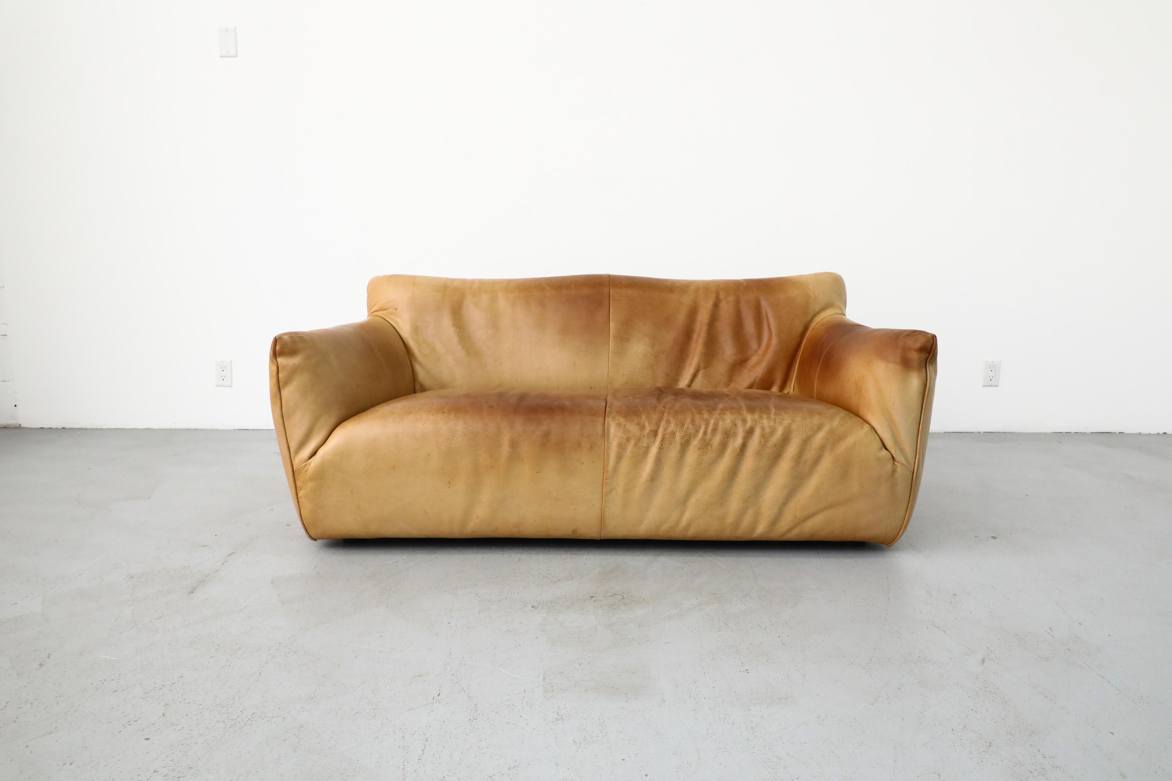Dieses Sofasofa aus Leder in weicher Form wurde von Gerard van den Berg für Label entworfen. Das Sofa hat leichte Rundungen an der Oberseite und den Armlehnen und ein einfaches Design an der Rückseite. Im Originalzustand mit sichtbaren