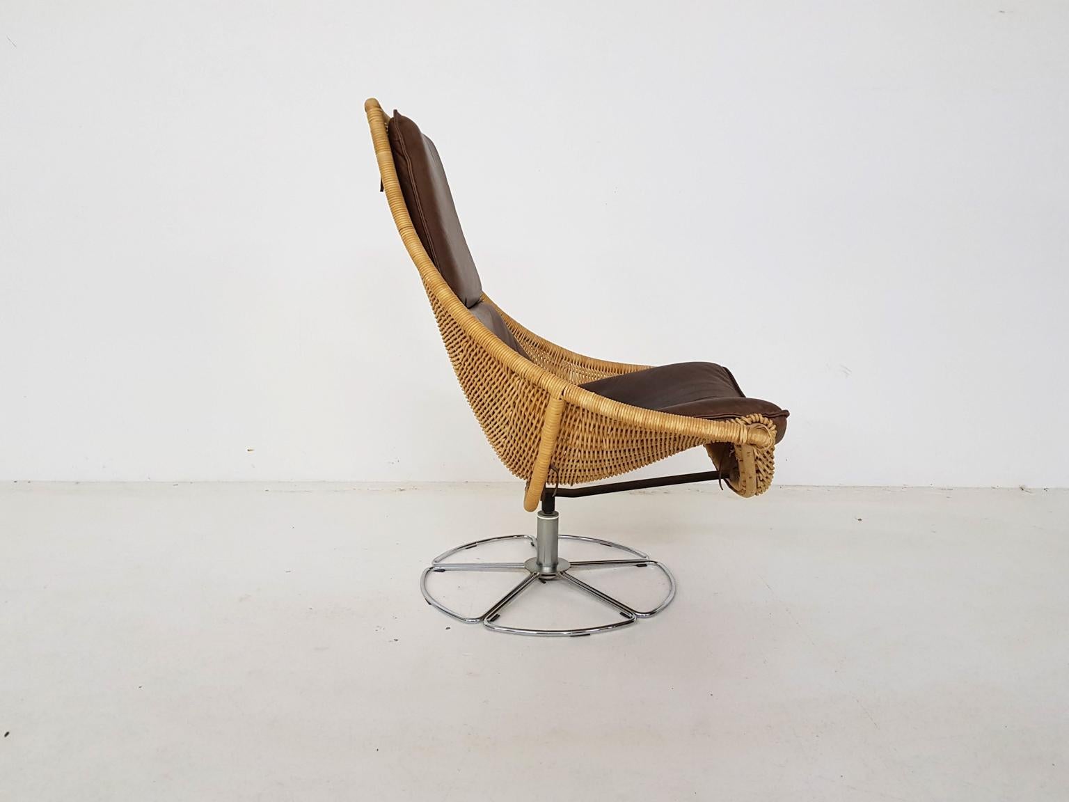 Gerard Van Den Berg Leather and Rattan Swivel Lounge Chair for Montis, Dutch In Good Condition In Amsterdam, NL
