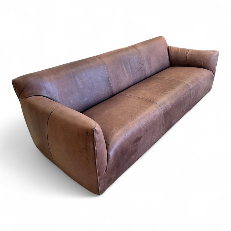 Dieses vom renommierten niederländischen Designer Gerard van den Berg entworfene Ledersofa verbindet skulpturale Linien mit außergewöhnlichem Komfort. Das geschmeidige, hochwertige Leder hat eine schöne Patina entwickelt, die die zeitlose,