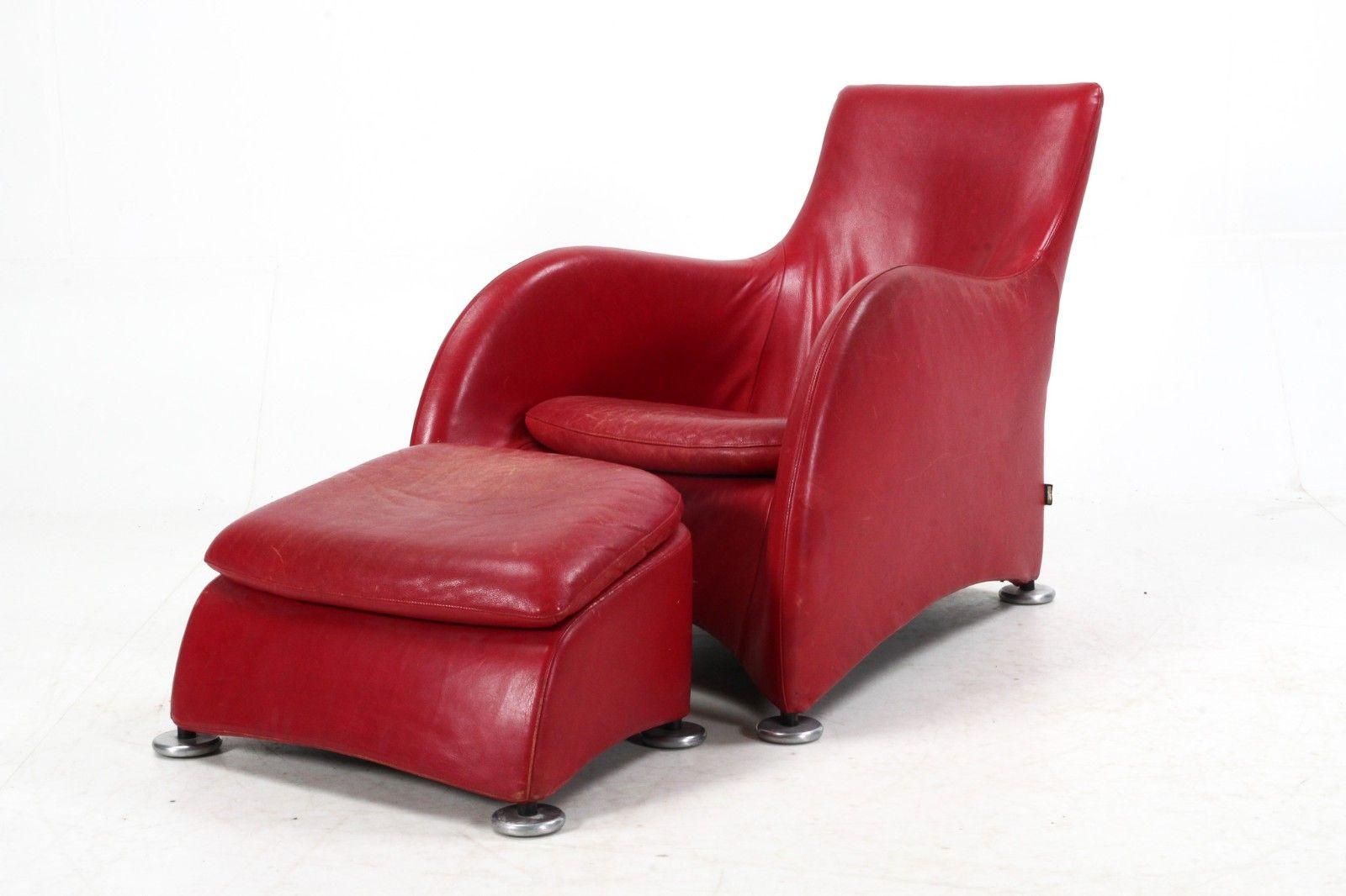 Sillón con otomana en sutil piel roja con el desgaste y la pátina nobles perfectos. Patas de aluminio cepillado. Clásico moderno diseñado por Gerard Van Den Berg para Montis en Holanda hacia 1989. Súper cómodo bajo, profundo y largo. Su forma
