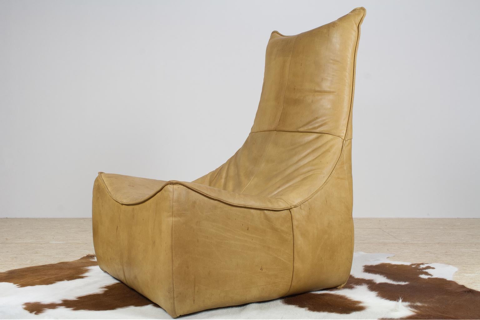 Original, comfortable and large 'Rock' lounge chair in tan or cognac coloured aniline leather, designed by Gerard Van Den Berg for Dutch furniture producer Montis in 1970. Great piece of Brutalist and Modern vintage design. In original condition,