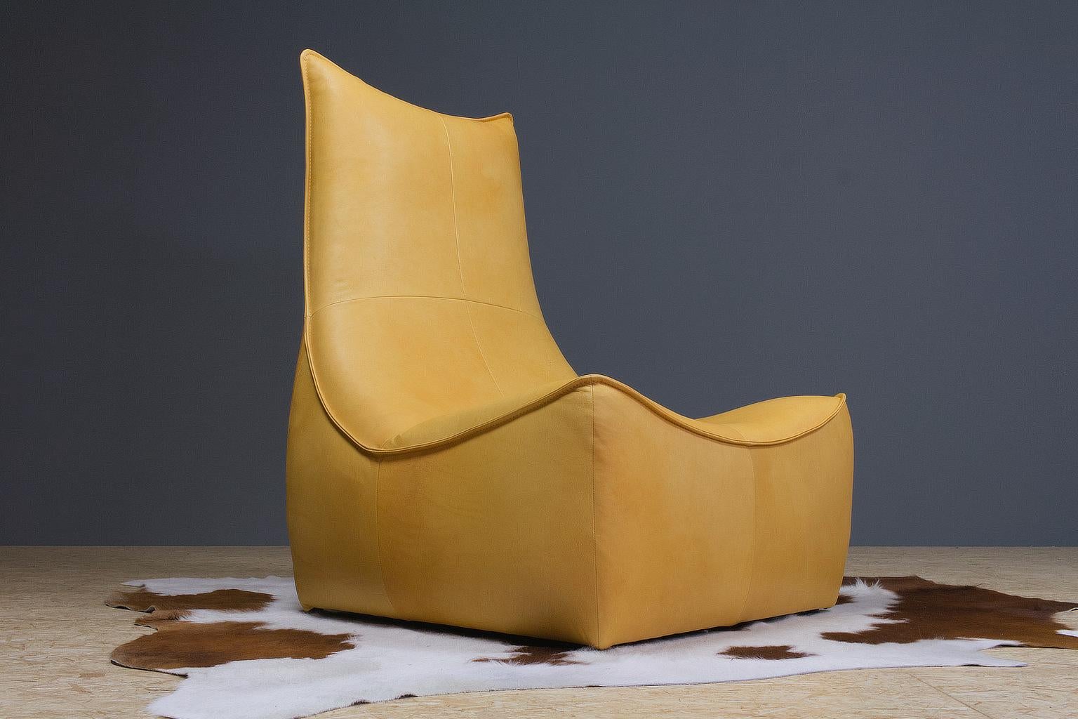 Original, comfortable and large 'Rock' lounge chair in tan (or cognac) colored aniline leather Gerard Van Den Berg designed this large and eye-catching piece for Dutch furniture producer Montis in 1970.

This piece is completely restored. New