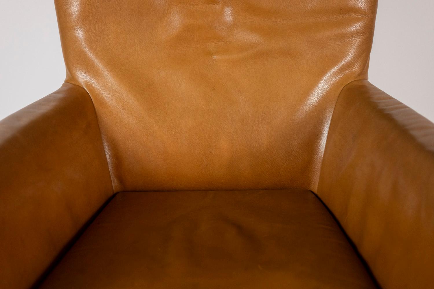 Gerard Van Den Berg Paire de fauteuils en cuir, années 1980. en vente 4