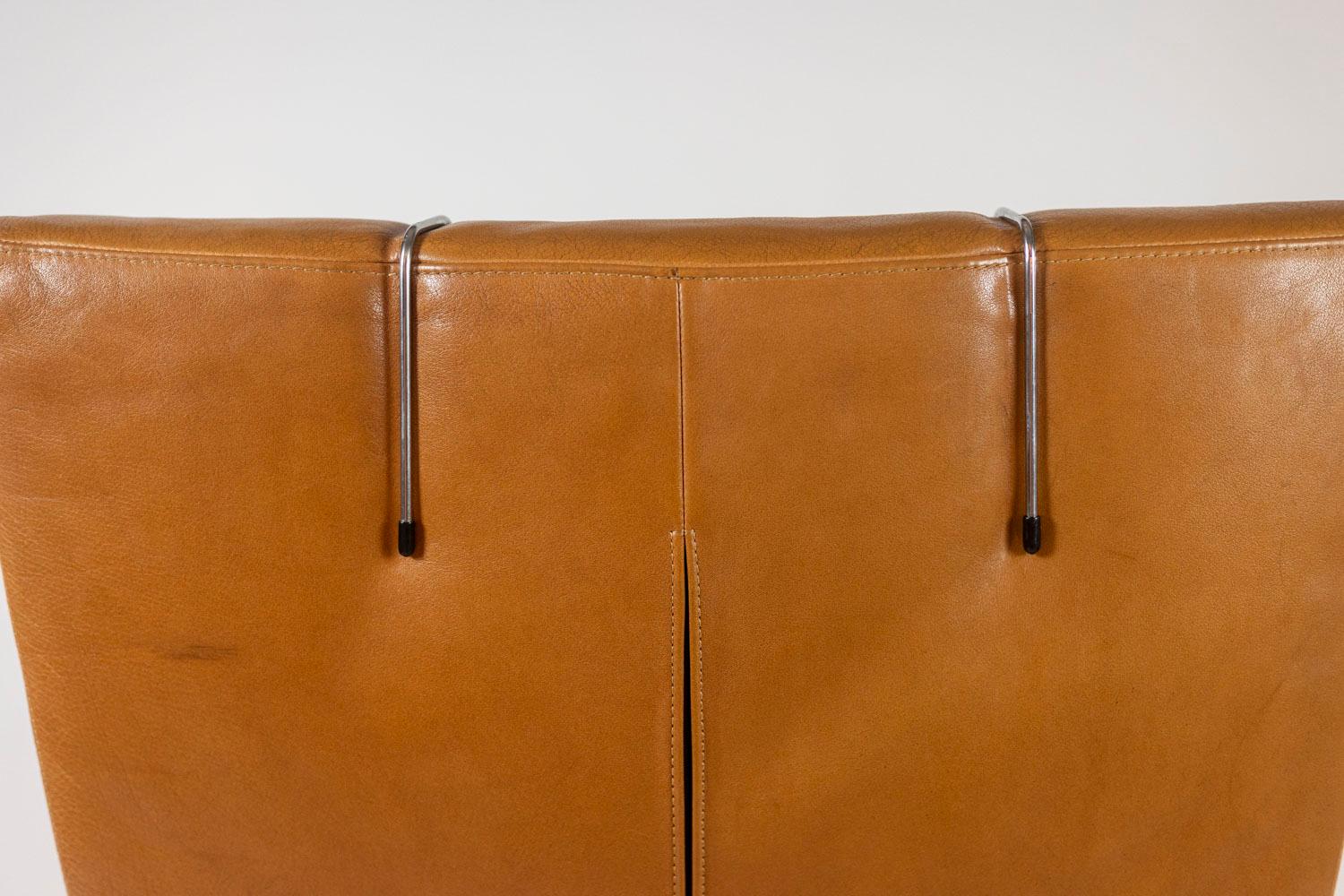 Gerard Van Den Berg, par.

Paire de fauteuils en cuir couleur camel, avec leurs appuis-tête. Base en métal brossé, terminée par de hauts patins en hêtre.

Œuvre néerlandaise réalisée dans les années 1980.

Dimensions : H 100 x L 74,5 x P 74 cm : H
