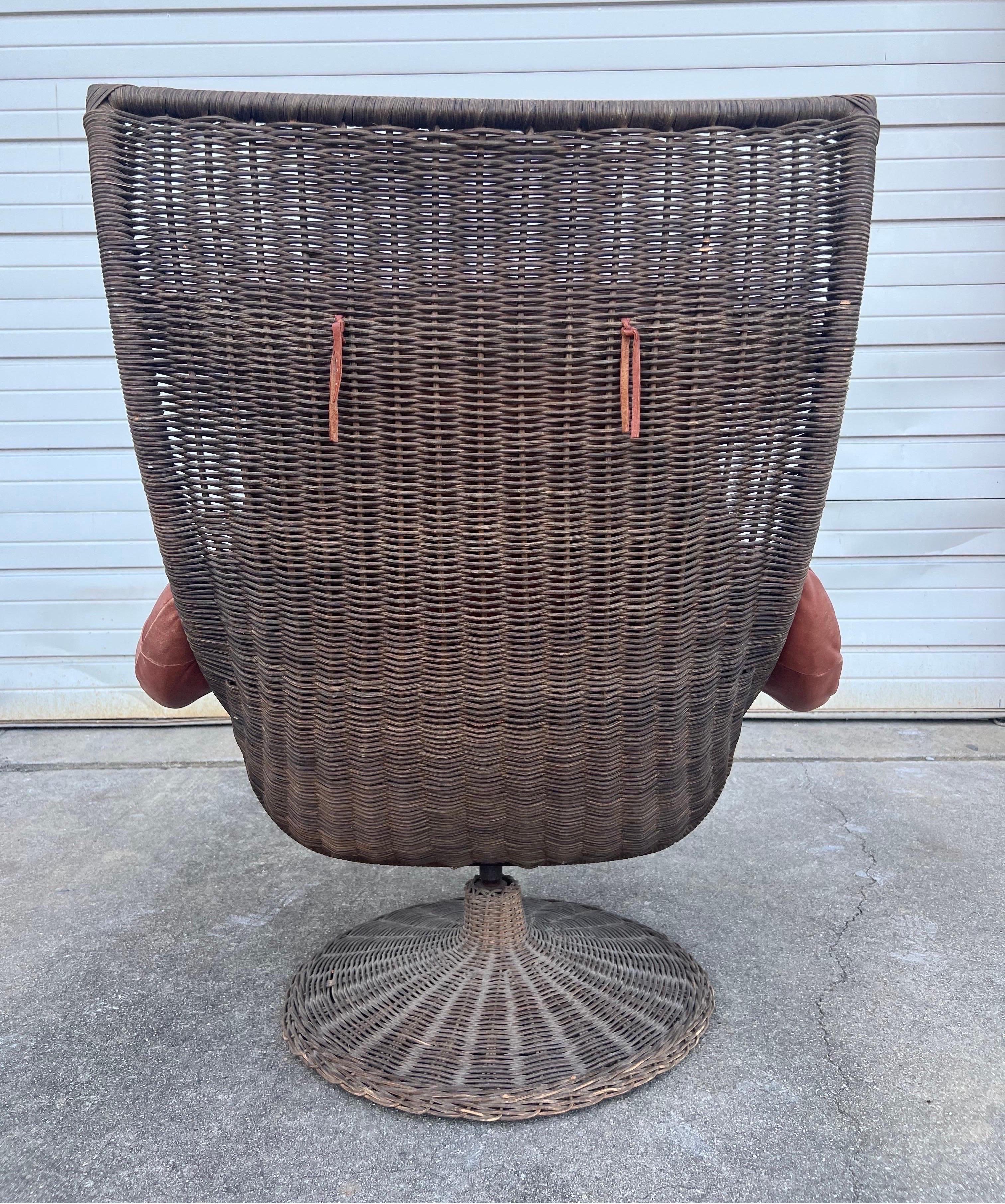 Gerard Van Den Berg Rattan and Leather Swivel Lounge In Good Condition In Raleigh, NC