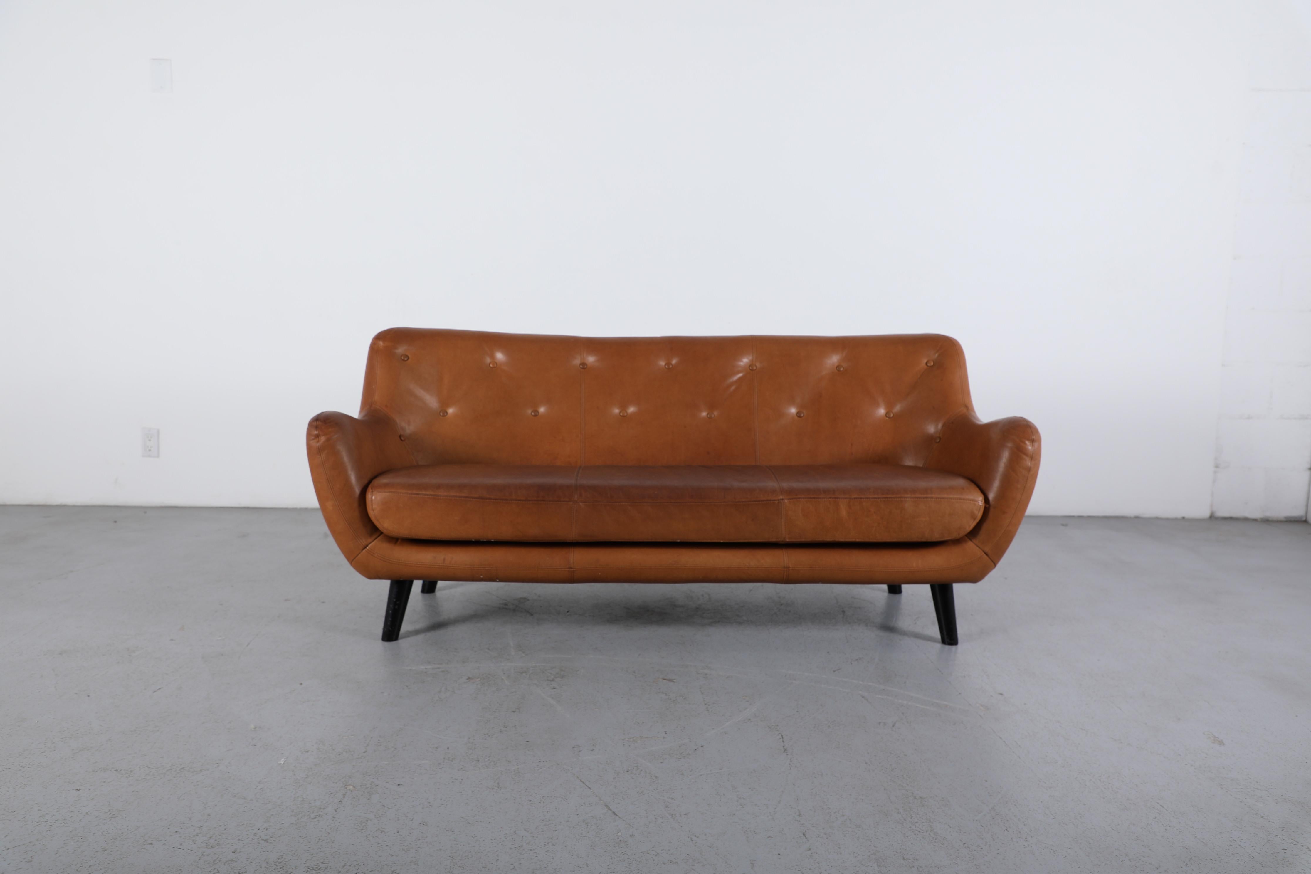 Sofá de tres plazas juguetonamente curvado en el estilo distintivo del renombrado diseñador holandés Gerard van den Berg, que encarna la enérgica esencia del diseño moderno de mediados de siglo. Seleccionada a mano en Holanda, esta pieza muestra las