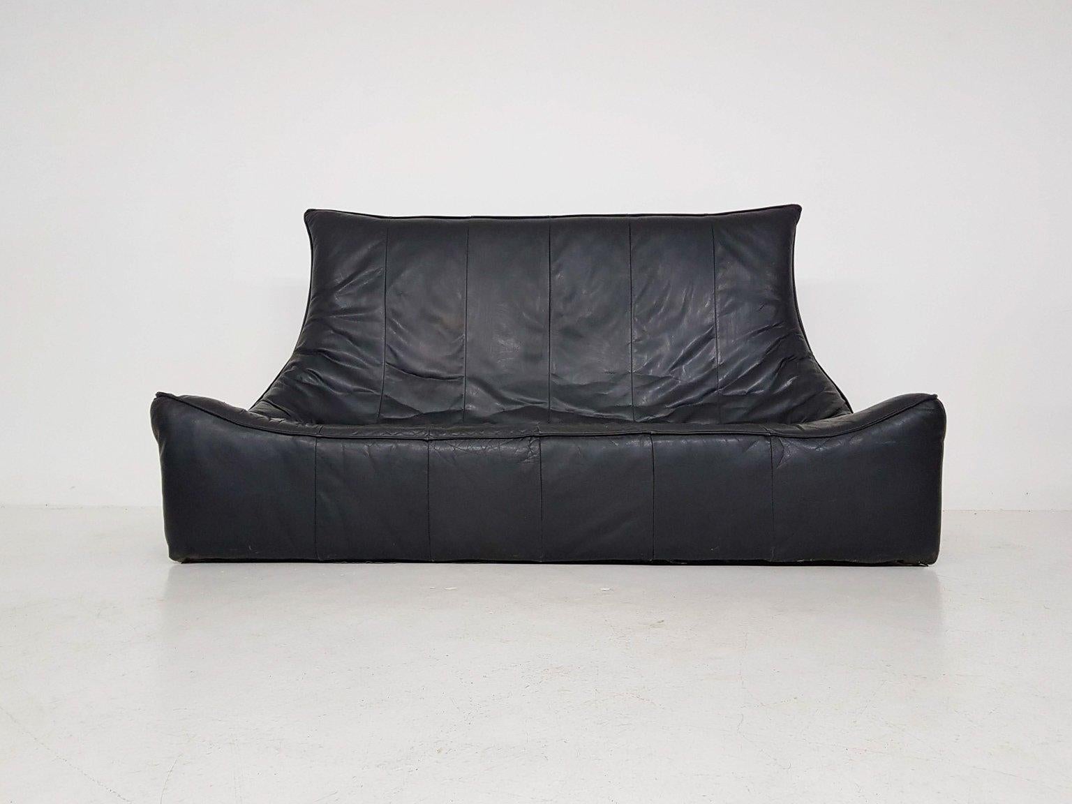 Black leather 3 seater sofa by Dutch designer Gerard van den Berg for Montis, the Netherlands 1970s.

This is one of the most iconic sofas of the Dutch late mid-century. Gerard van den Berg designed his 
