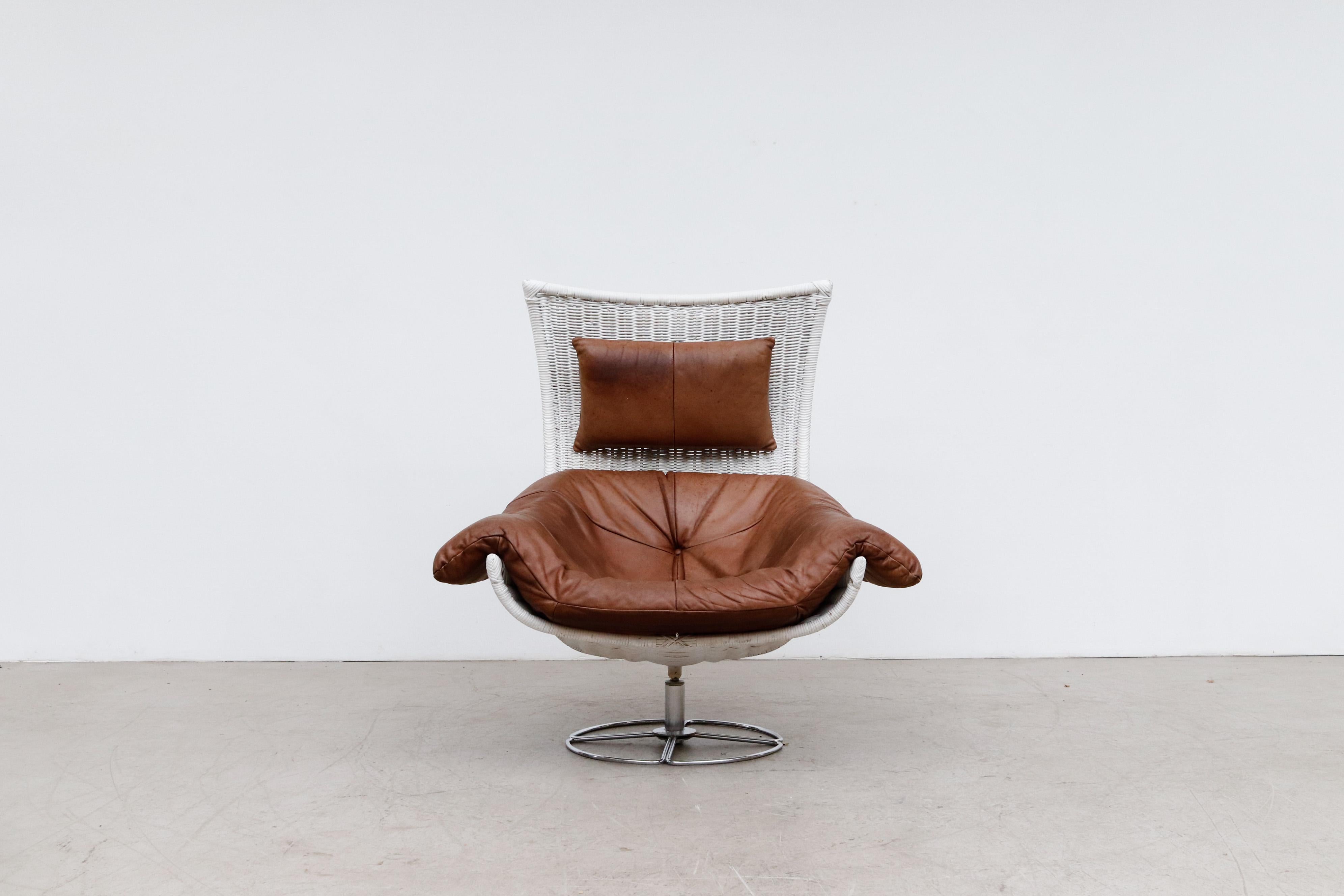 Gerard van den Berg a conçu une chaise longue pivotante du milieu du siècle pour le célèbre fabricant de meubles néerlandais Montis. Van den Berg est l'un des designers néerlandais les plus innovants et les plus prolifiques, dont le travail est à la