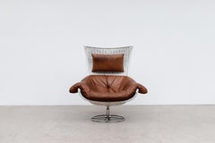 Dreh-Loungesessel aus weißem Rattan und Leder von Gerard van den Berg aus der Mitte des Jahrhunderts