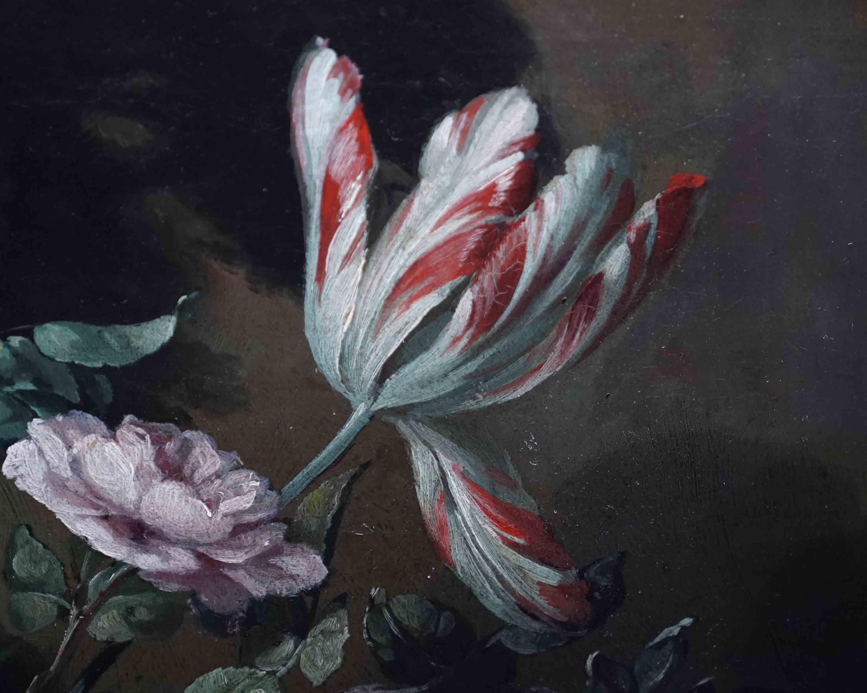 Stillleben mit Blumen in ornamentaler Urne auf Ledge – Ölgemälde eines niederländischen Alten Meisters im Angebot 2