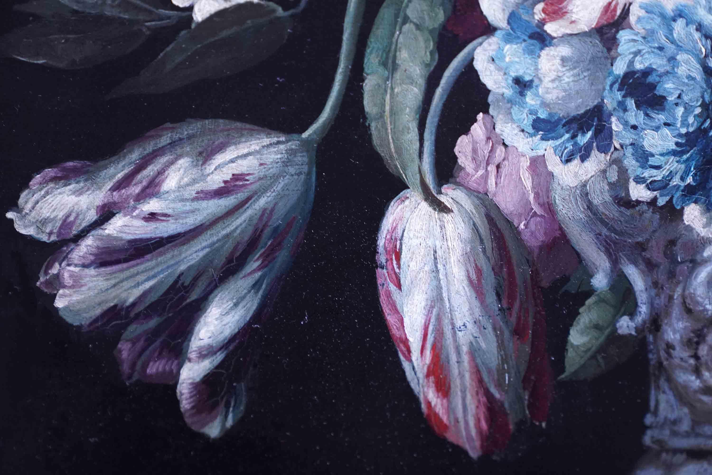 Stillleben mit Blumen in ornamentaler Urne auf Ledge – Ölgemälde eines niederländischen Alten Meisters im Angebot 3