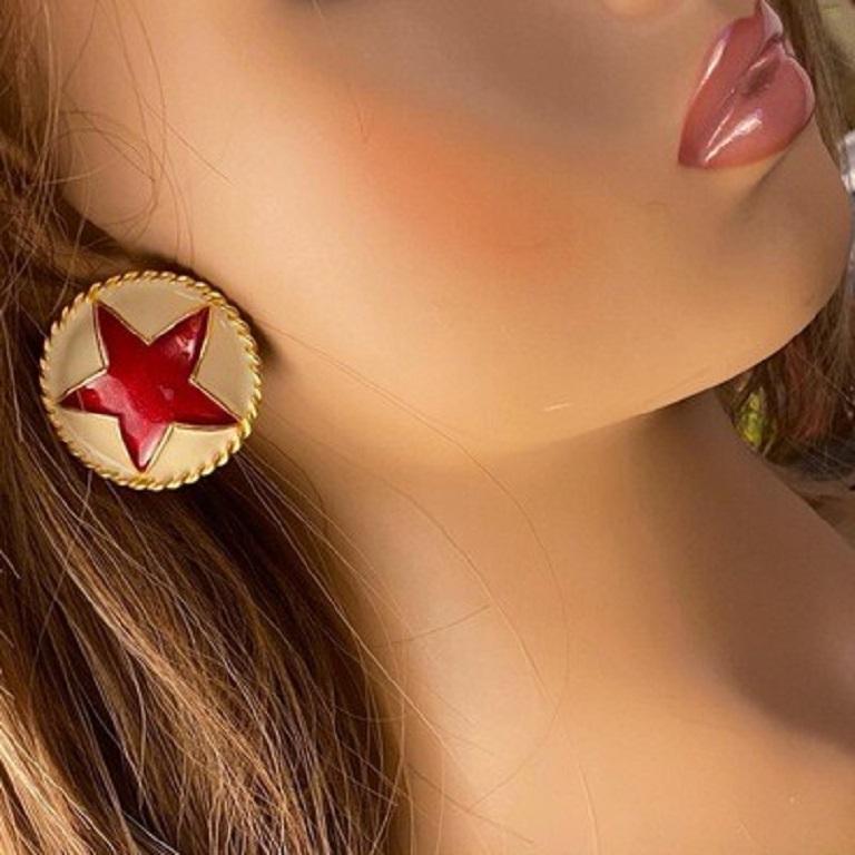 Splendid vintage earrings signed GÉRARD YOSCA. Golden metal, red star pattern in the center.

I am a partner with French experts group , recognized by the PayPal buyer’s protection and by the Ministry of Research in France.)

I can provide a