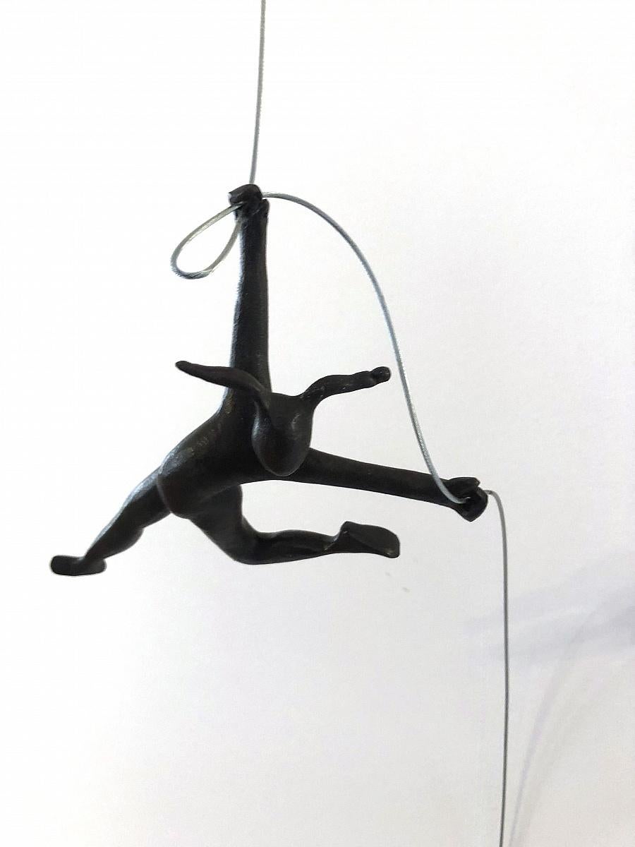 Gerardo FERNANDEZ  Figurative Sculpture - Niña en guaya