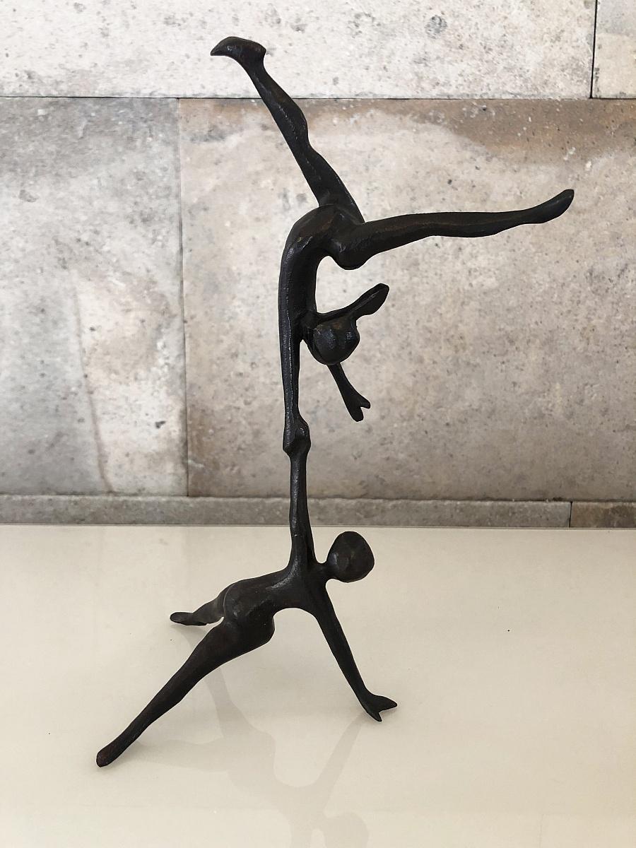 Gerardo FERNANDEZ  Figurative Sculpture - Niños acróbatas