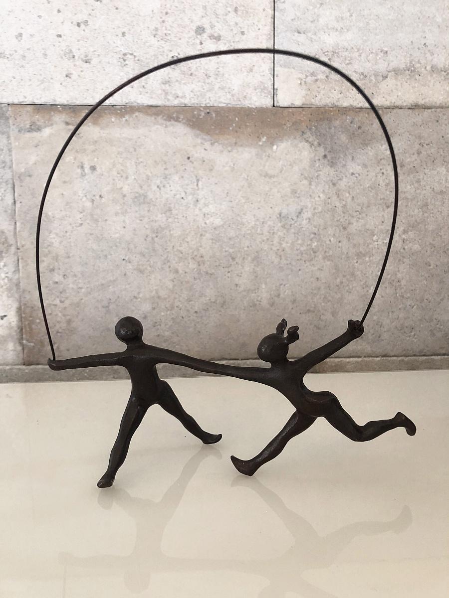 Gerardo FERNANDEZ  Figurative Sculpture - Niños en cuerda