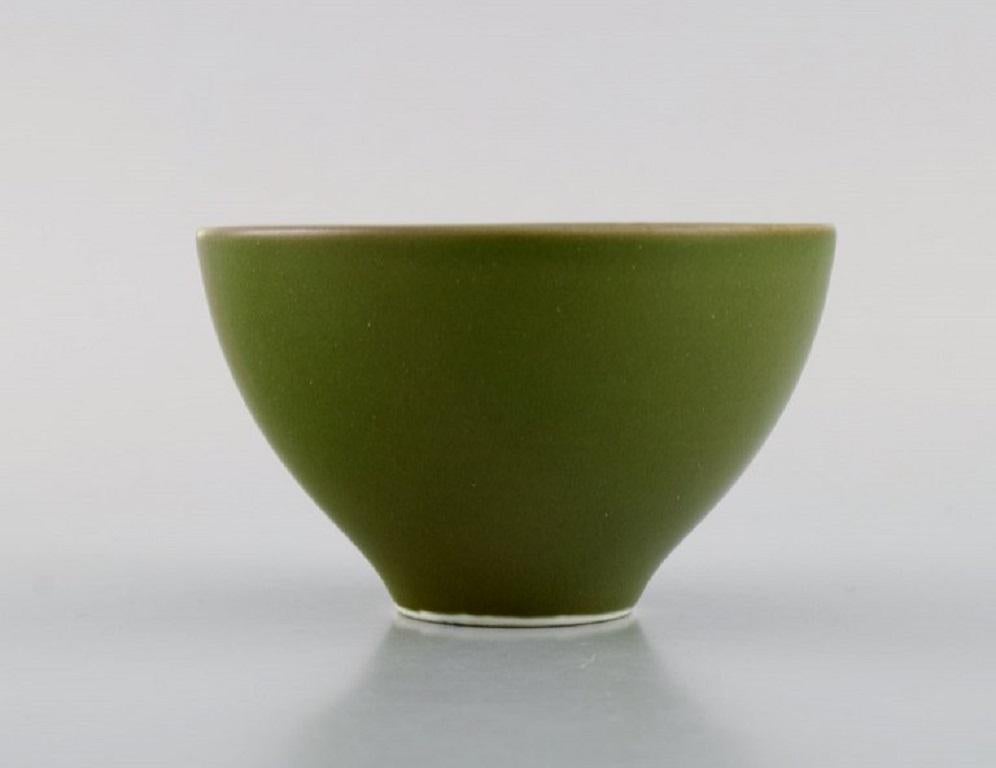Gerd Bøgelund for Royal Copenhagen. Bowl in glazed ceramics with a lotus flower in relief. 
Beautiful glaze in shades of green. Mid-20th century.
Measures: 10.7 x 6.7 cm.
In excellent condition.
Stamped.
1st factory quality.