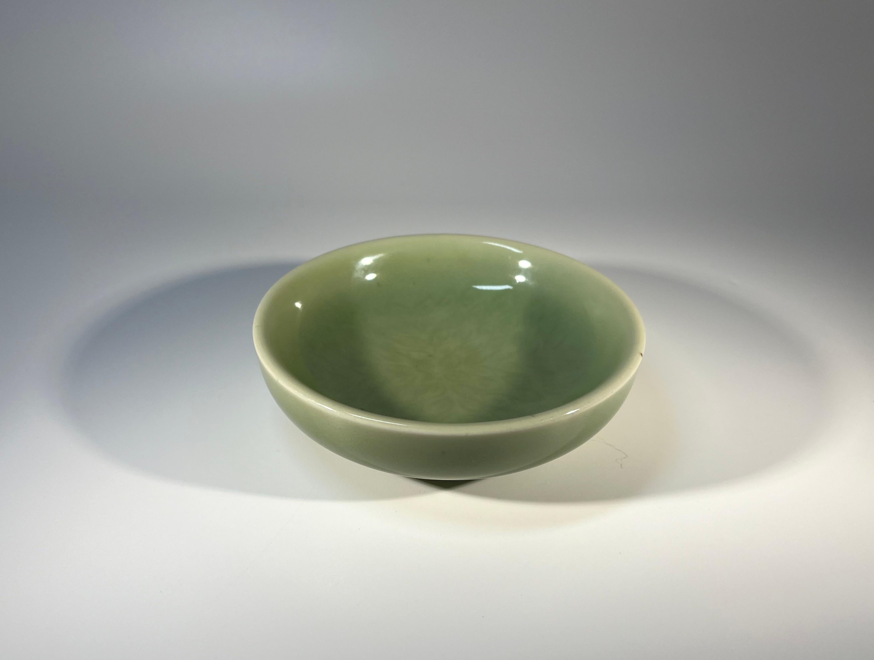 Gerd Bøgelund For Royal Copenhagen Celadon Glazed Shallow Dish  #21415 In Good Condition For Sale In Rothley, Leicestershire
