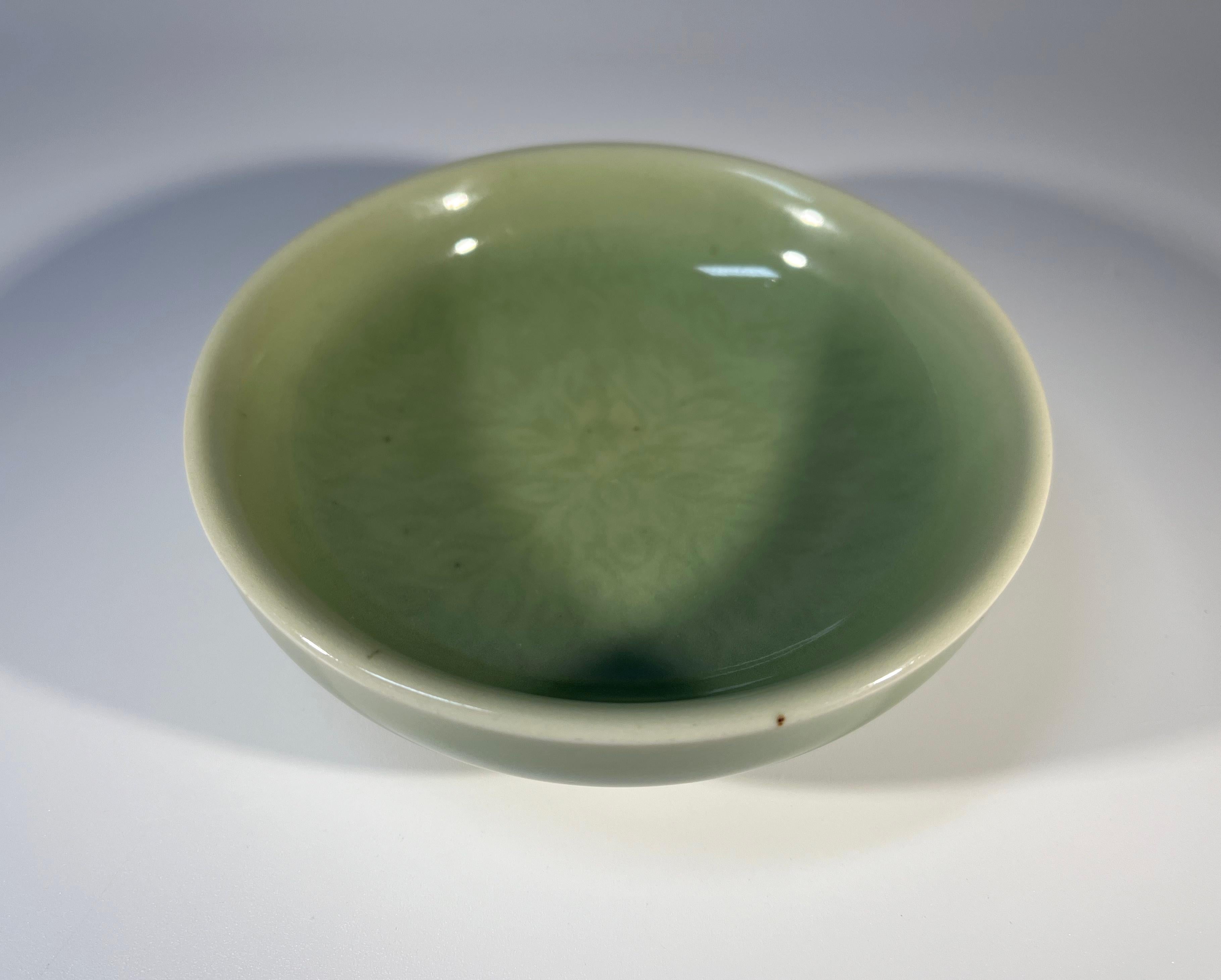 Gerd Bøgelund für Royal Copenhagen Celadon glasierte flache Schale  #21415 (Porzellan) im Angebot
