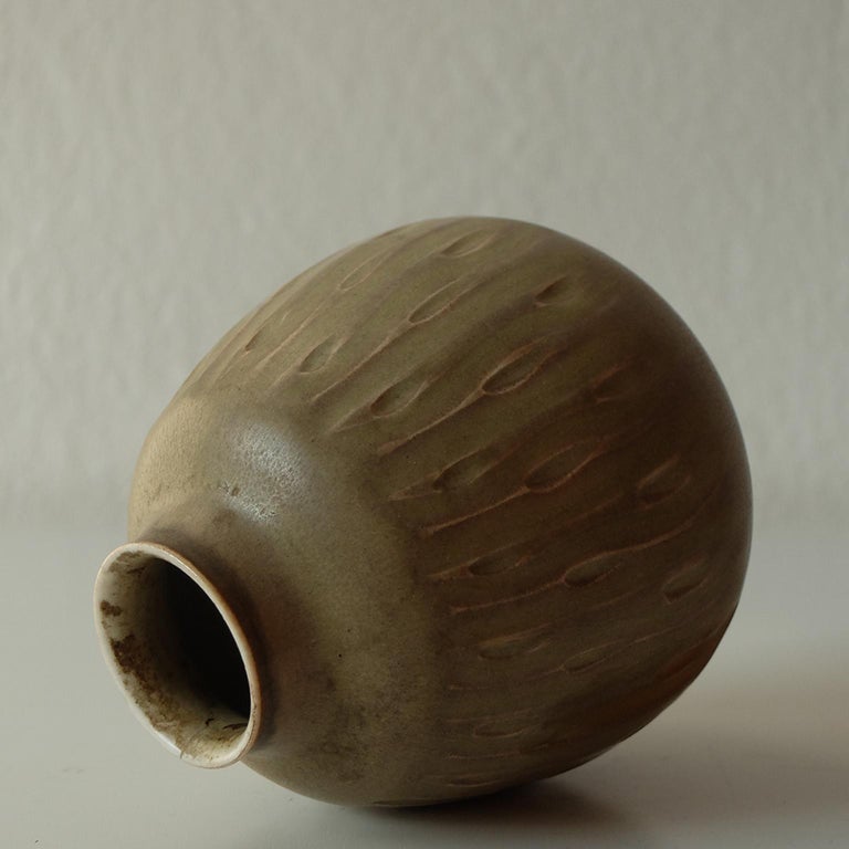 Gerd Bogelund for Royal Copenhagen
Ceramic cream coloured vase
1940s.



Please note : the 