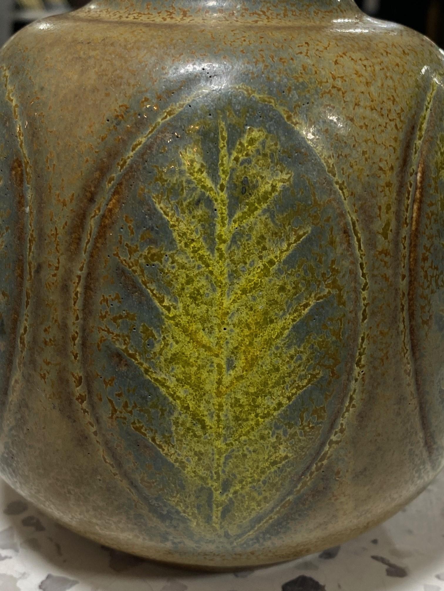Gerd Bogelund for Royal Copenhagen Signed Danish Denmark Art Pottery Leaf Vase In Good Condition For Sale In Studio City, CA