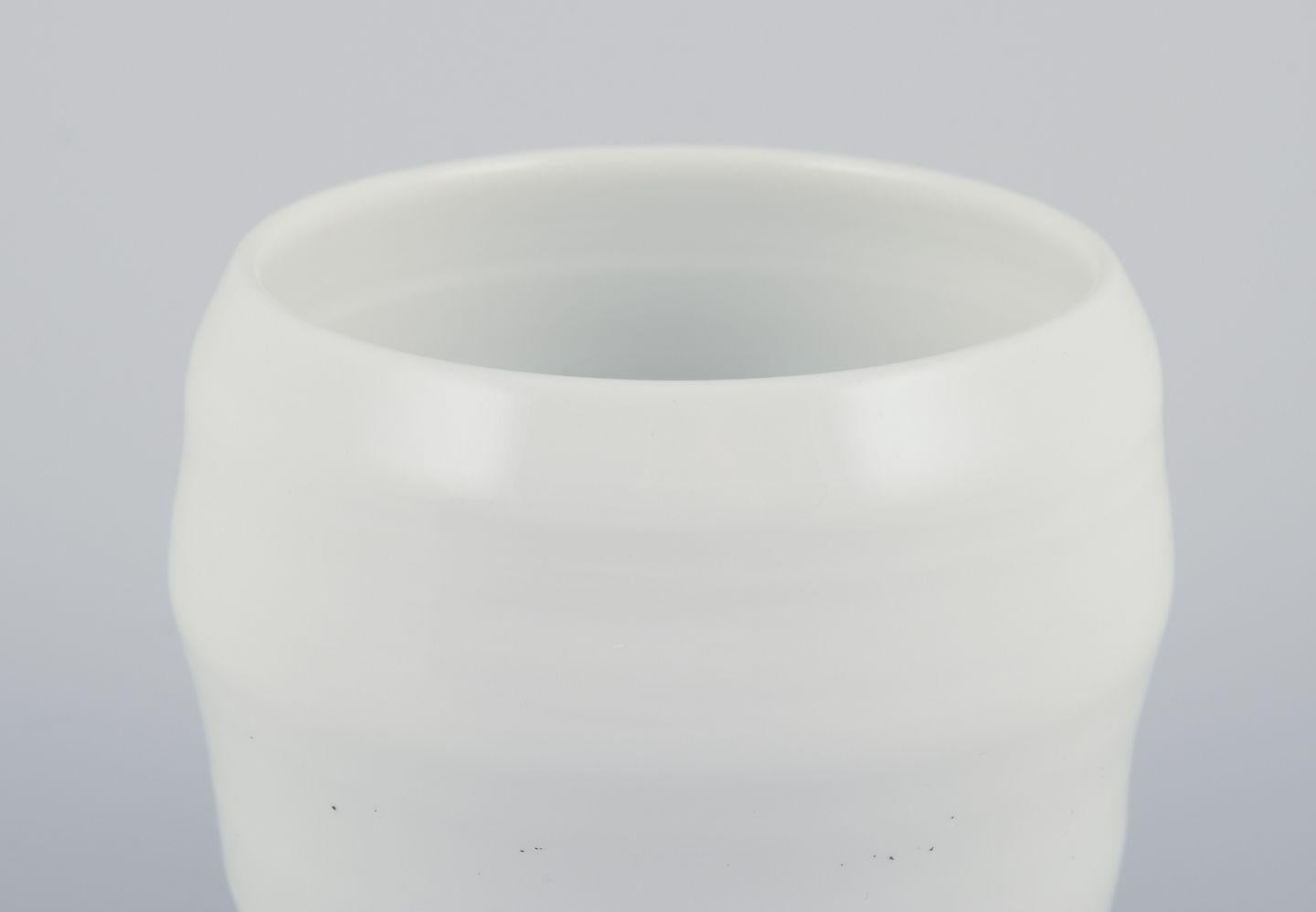 Scandinave moderne Gerd Hiort Petersen pour Royal Copenhagen. Vase en grès à glaçure blanche brillante en vente