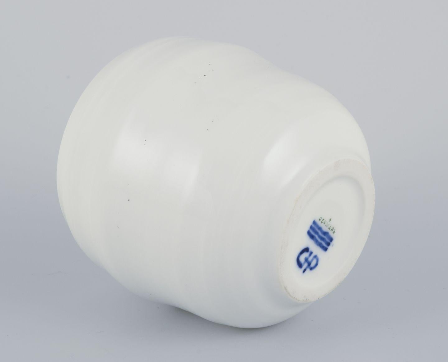 Danois Gerd Hiort Petersen pour Royal Copenhagen. Vase en grès à glaçure blanche brillante en vente