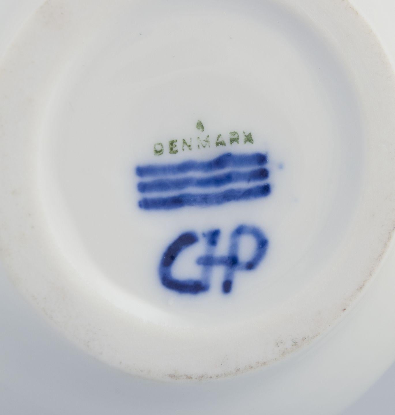 Vernissé Gerd Hiort Petersen pour Royal Copenhagen. Vase en grès à glaçure blanche brillante en vente