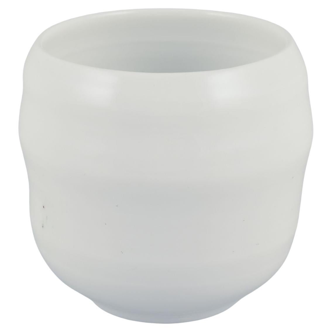 Gerd Hiort Petersen für Royal Copenhagen. Steingutvase aus Steingut mit weißer glänzender Glasur