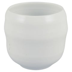 Gerd Hiort Petersen für Royal Copenhagen. Steingutvase aus Steingut mit weißer glänzender Glasur