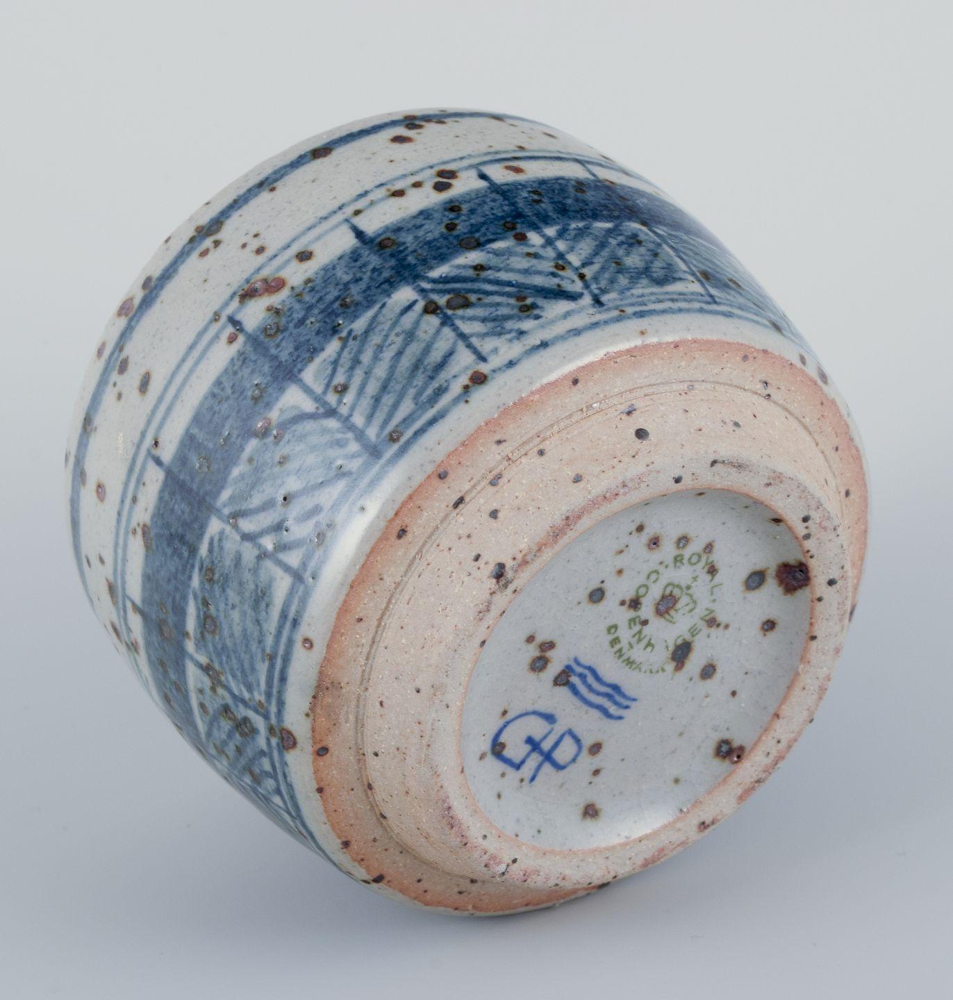 Smaltato Gerd Hjort Petersen per Royal Copenhagen. Piccolo vaso unico in gres. in vendita