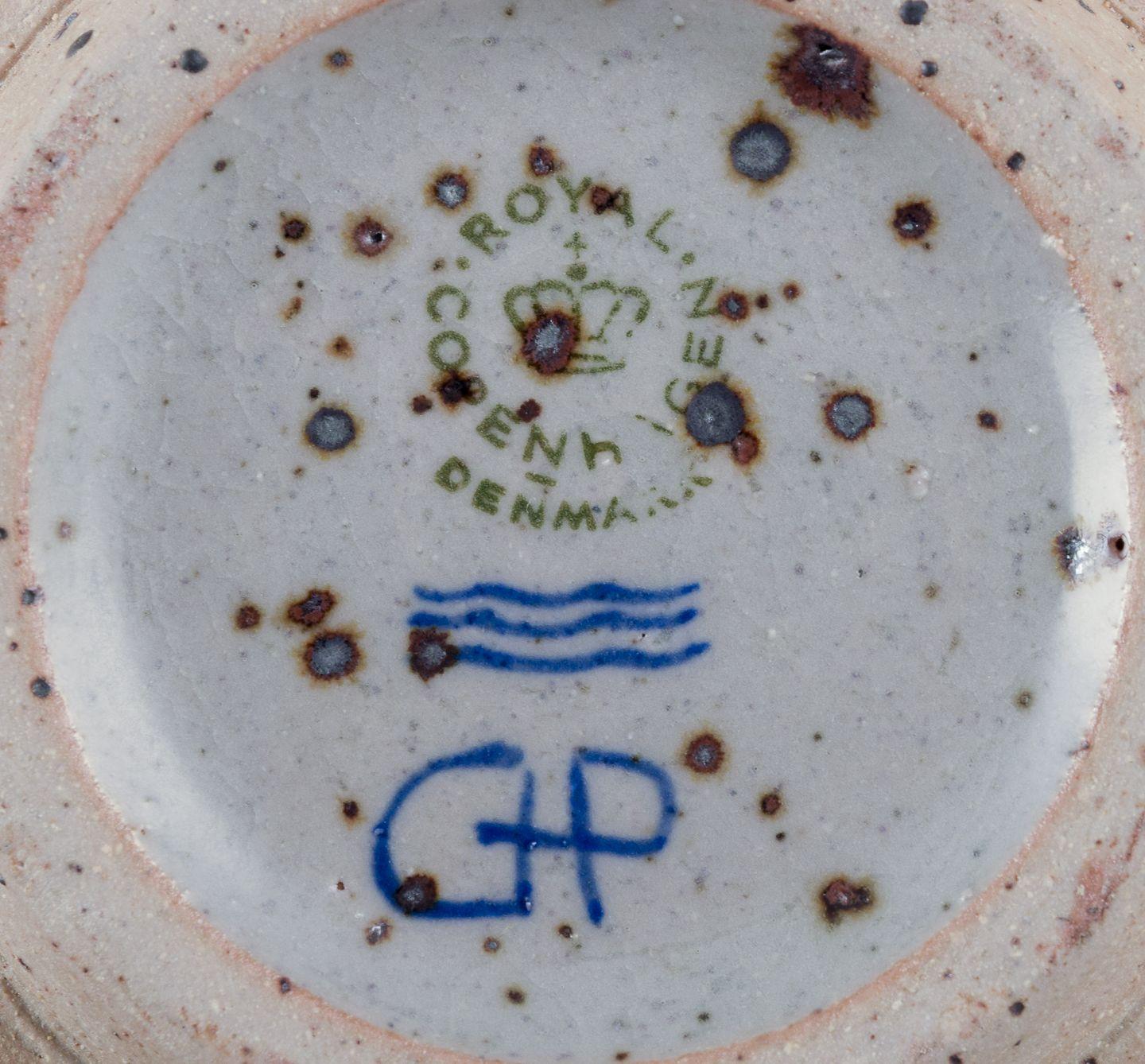 Metà XX secolo Gerd Hjort Petersen per Royal Copenhagen. Piccolo vaso unico in gres. in vendita