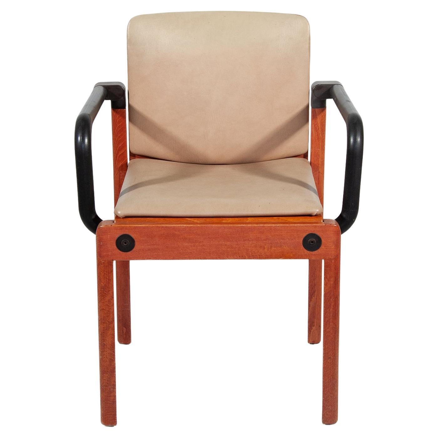 Una sedia da scrivania disegnata da Gerd Lange per Thonet, anni Settanta. Rarissima poltrona con seduta in pelle grigia, struttura in compensato e braccioli in gomma d'acciaio. La sedia è in ottime condizioni, con una bella patina.

Misure: altezza: