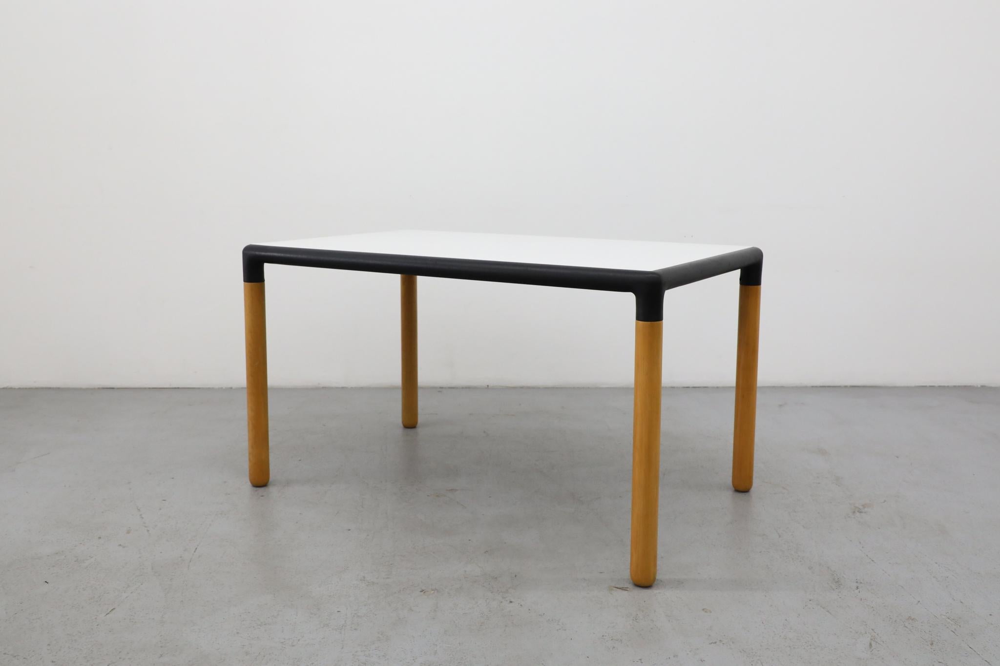 Una característica mesa de comedor de la renombrada serie 