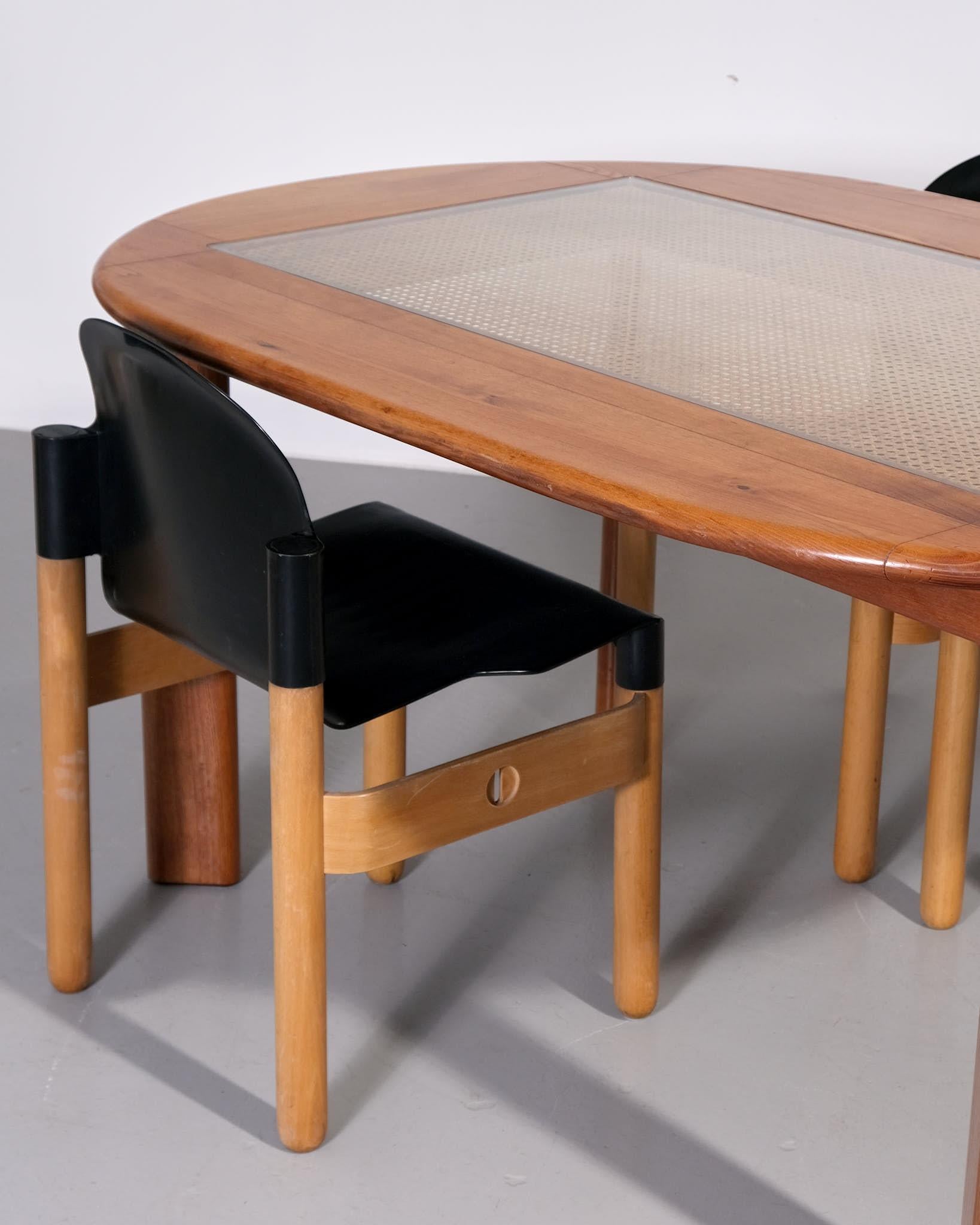 Un set di quattro sedie da pranzo 'Flex' disegnate da Gerd Lange per Thonet, circa 1980. Realizzate in compensato di betulla con schienali in plastica flessibile, queste sedie esemplificano l'approccio innovativo del designer tedesco alla