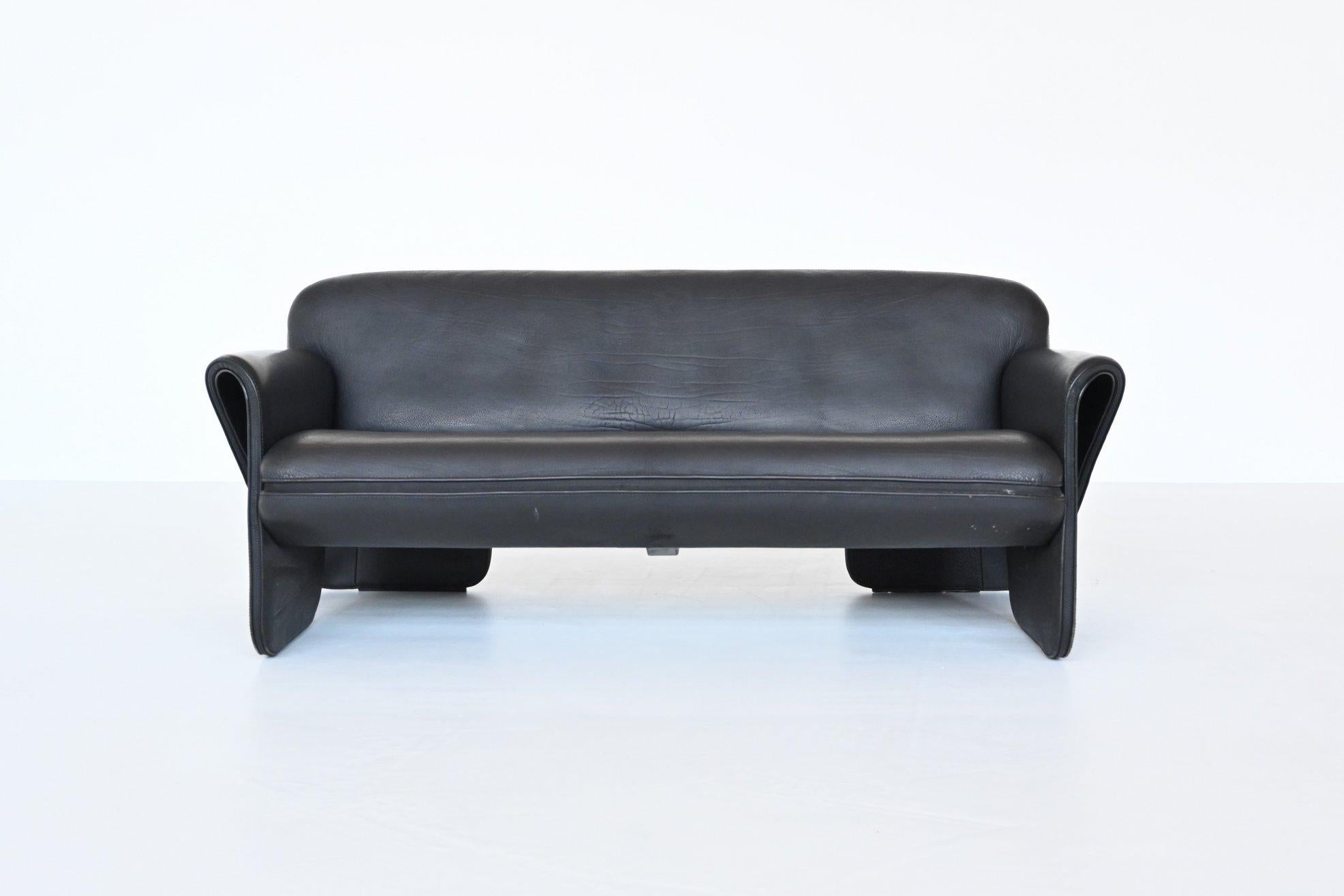 Stunning and rare sofa model DS 125 designed by Gerd Lange for De Sede, Switzerland 1978. This freestanding sculptural sofa is upholstered with 3-5mm thick tan neck leather in black with a decorative zipper seam. This piece is extremely comfortable