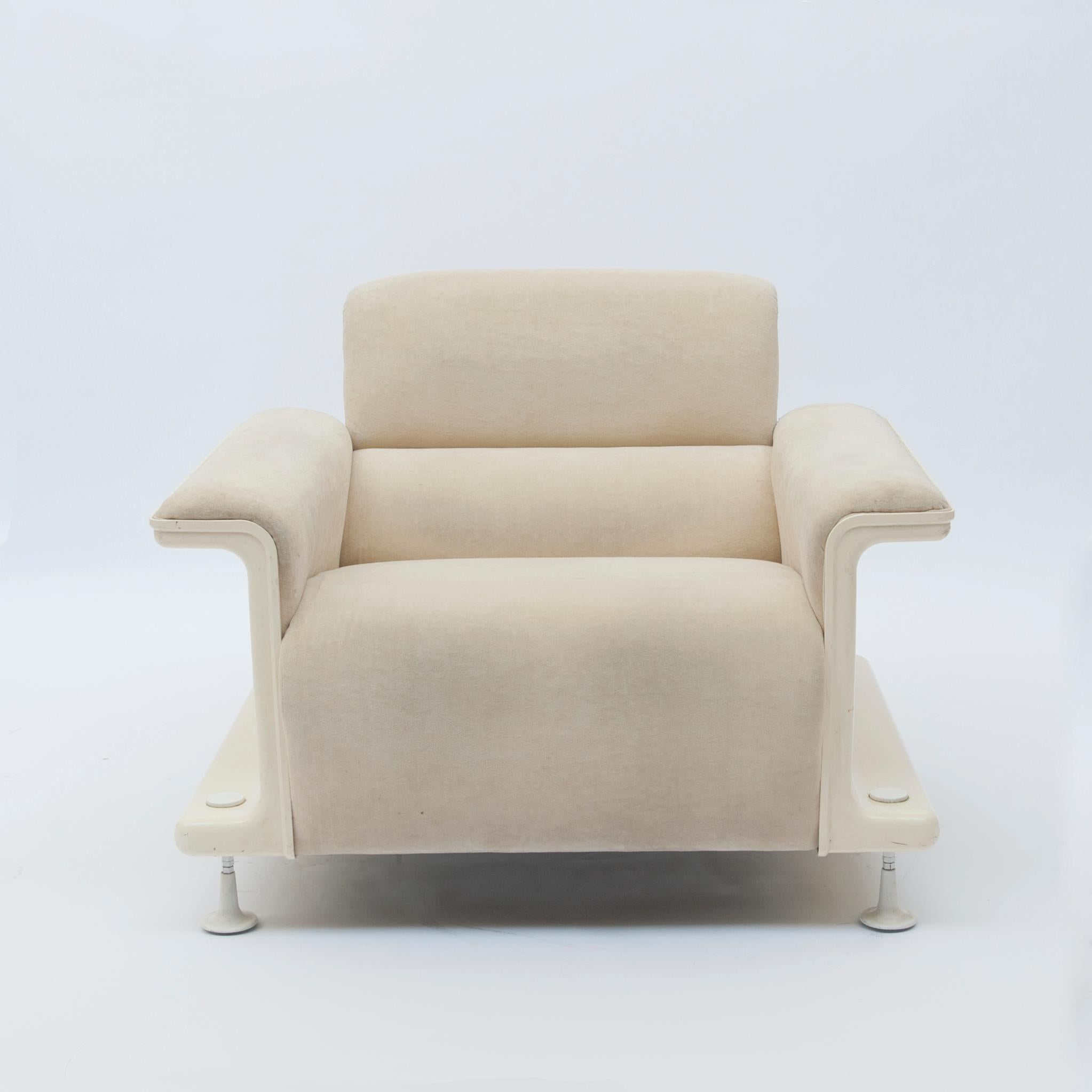 Gerd Lange ‘SZ28' fauteuil for ’t Spectrum. Very rare, with beautiful original velvet fabric. This seating group was designed by Gerd Lange around 1970. The serie is mentioned at the textile museum in Tilburg the Netherlands. Acrylic has some minor