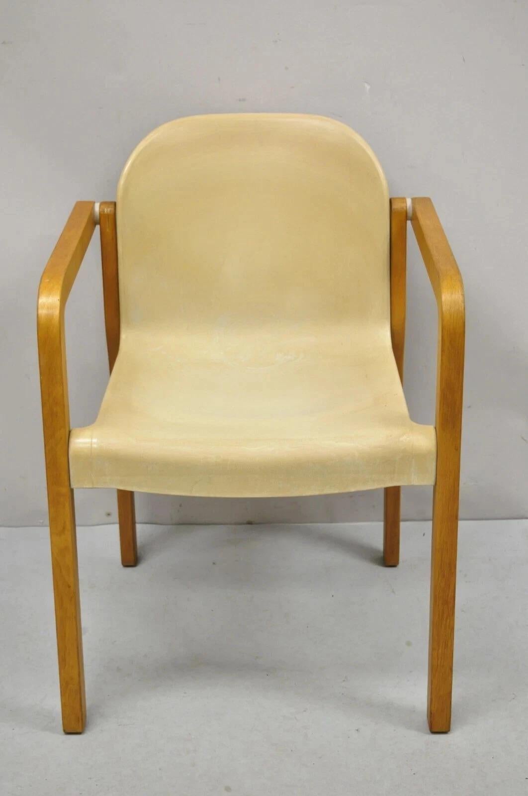 Sillón Vintage Gerd Lange para Thonet de plástico moldeado y madera de abedul de mediados del siglo XX. Mediados del siglo XX. Medidas: 30,5
