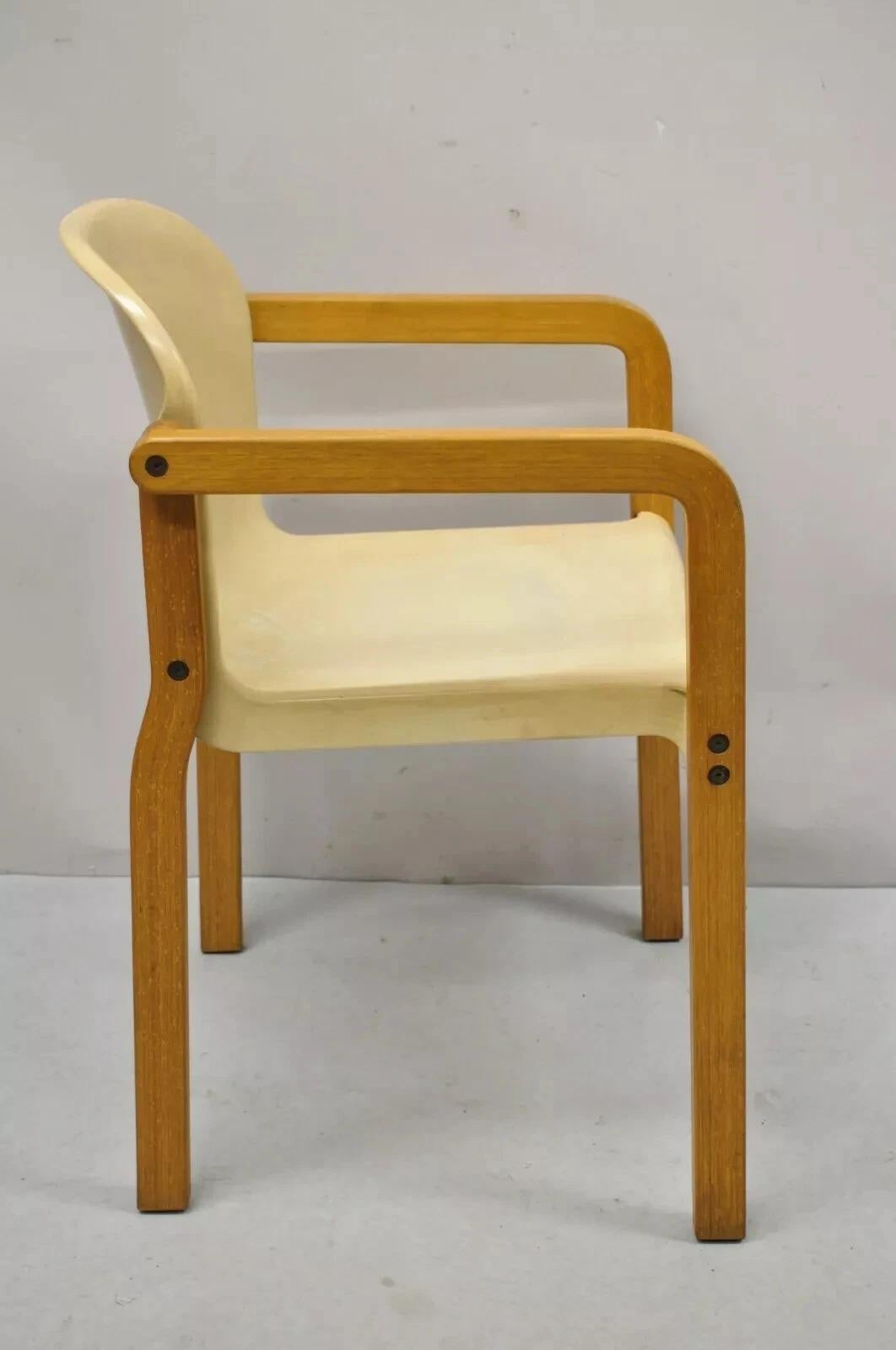 Gerd Lange Sillón Thonet de plástico moldeado y madera de abedul de mediados del siglo XX Moderno de mediados de siglo en venta