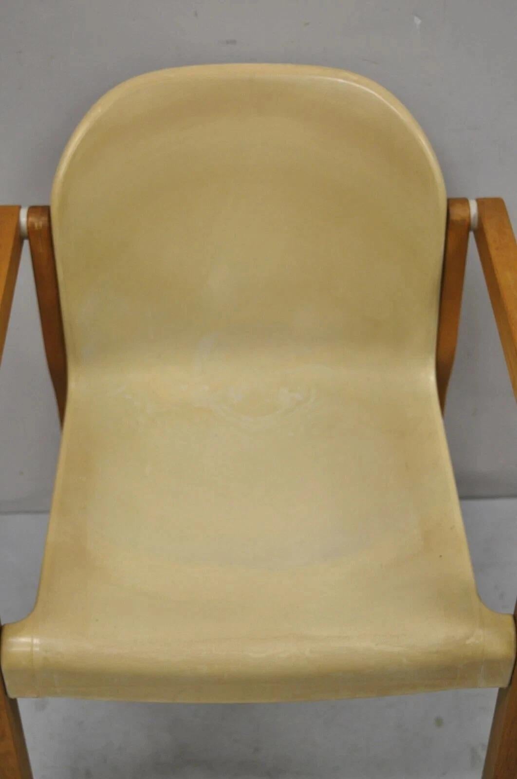 Gerd Lange Sillón Thonet de plástico moldeado y madera de abedul de mediados del siglo XX Desconocido en venta