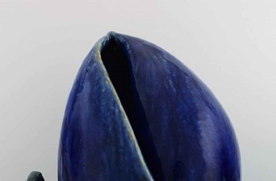 Gerda Åkesson (1909-1992), Denmark. Large and impressive, organically shaped sculpture in glazed ceramics. Beautiful glaze in deep blue shades. Dated 1968.
Measures: 42.5 x 38 cm.
Signed and dated.
In excellent condition.
Gerda Åkesson was