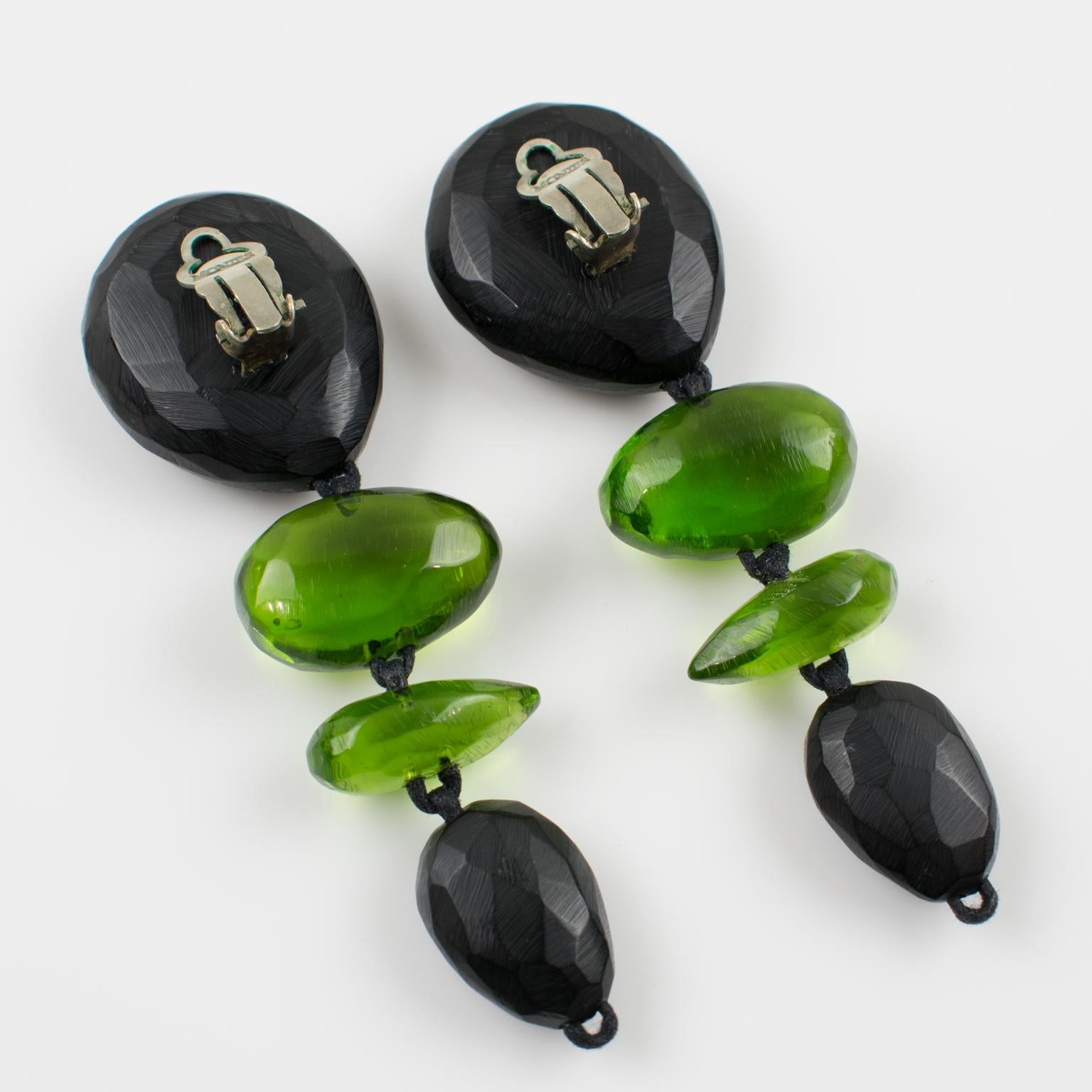 Monies Dangle Resin Clip Earrings Black and Green In Excellent Condition In Atlanta, GA