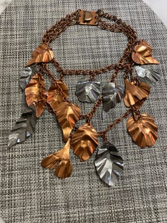 Gerda est un artiste  Lynggaard Collier à trois rangs de feuilles en bronze et métal argenté